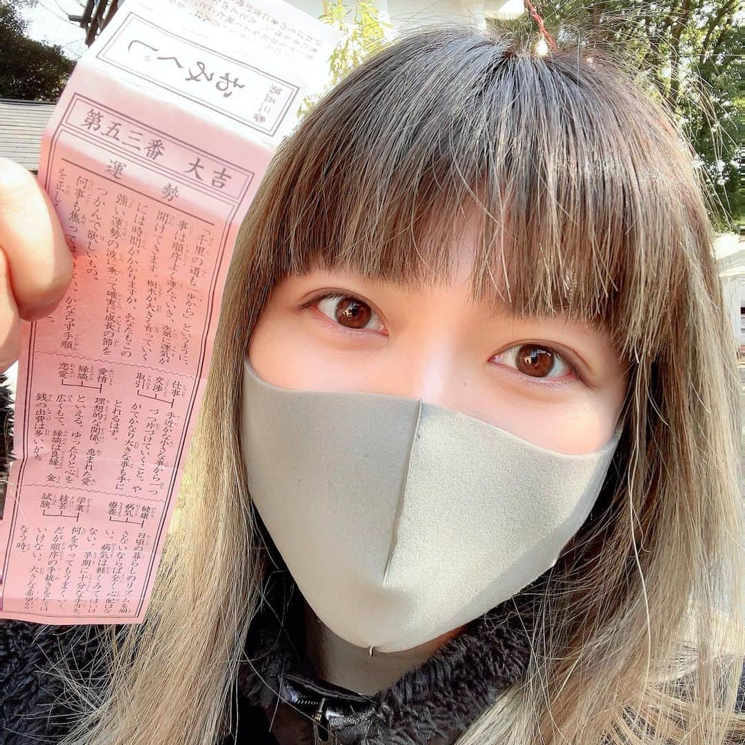 飴宮さゆりのインスタグラム：「明けましておめでとう御座います🎍 2021、初詣行ってきました⛩ おみくじは【大吉】を引き当て今年も【特技:運が良い】でいきます🤩 ・ こんなにも人に恵まれ、運に恵まれて楽しくやって来れたのも本当に皆さんのおかげです🙏✨いつもありがとう🥳🍭 今年の目標はずばり‼️ 鯛を釣る事です🐟🐠💕お魚天国目指して頑張ります🥰年末には船盛も夢じゃない🤩 ・ おみくじには順序を守り、焦らずマイペースに行くが良し的な事が書かれてたのでそのようにさせて頂きます🥳 今年も沢山の人と出会い最高に楽しい一年を過ごしていたいと思います🤗🍭✨ みんなでワクワクしよお🥰❤️ ・ 新年初ラーメンはすみれで美味❤️ さて、明日から通常配信と新たな計画も続々とスタートです🎉 本年もどうぞ宜しくお願い致します☺️ #賀春 #お正月 #2021 #初詣 #大吉 #おみくじ #運がいい #特技 #webdesigner #ライバー #元プロレスラー #俳優 #bigolive #公式ライバー #飴宮さゆり #CANDY」
