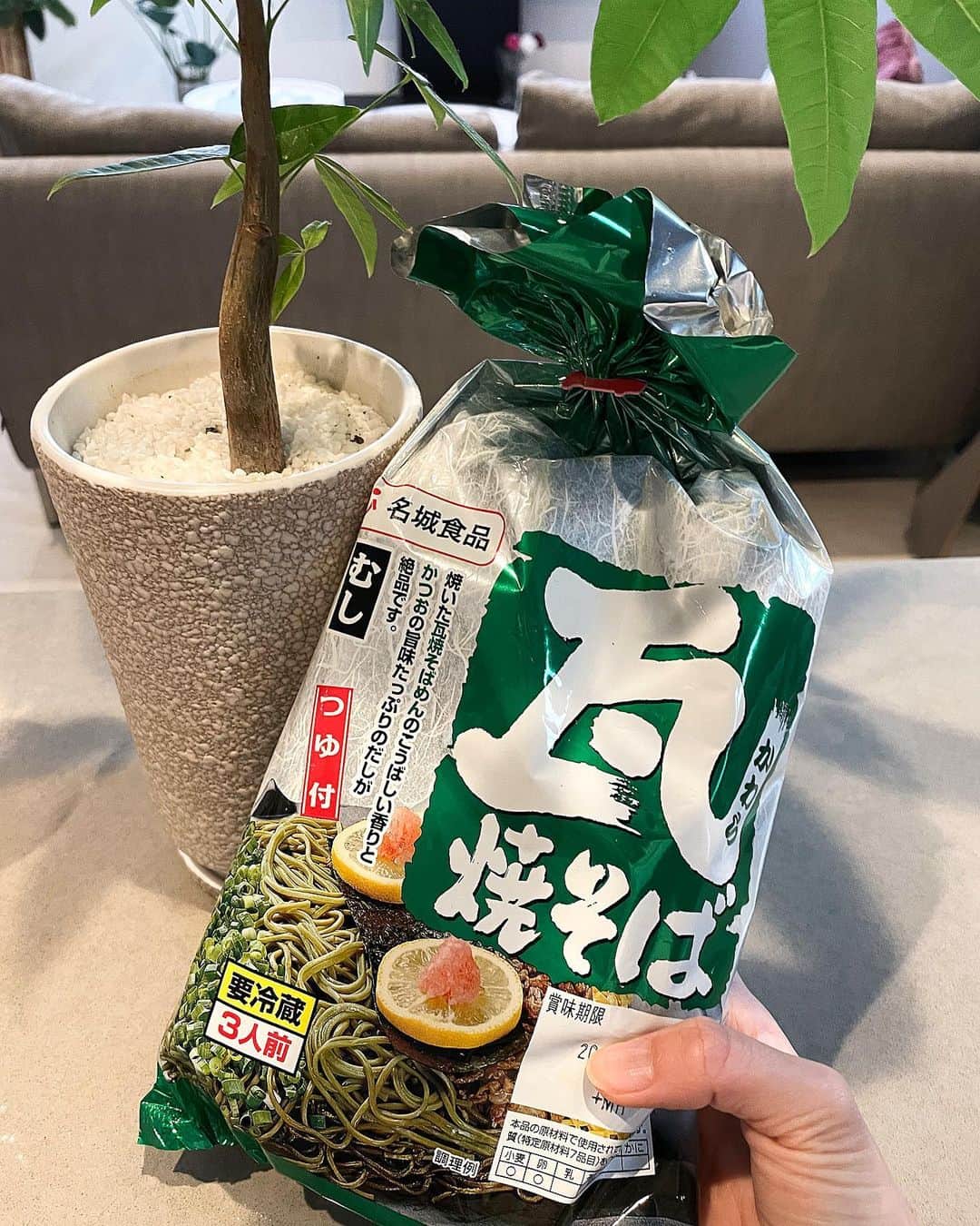 岩佐しおりさんのインスタグラム写真 - (岩佐しおりInstagram)「✔️🍶🥢 ・ こんばんは🌙 新年一発目の広島グルメ紹介は お隣山口県の郷土料理「瓦そば」です🌈 抹茶が練り込まれた抹茶風味の麺を 少し焦がしパリパリ麺にして 付属の甘口だれで食べます🤤✨ これが本当に癖になる美味しさで 広島にいた頃はよく家族で食べてた♡ トッピングの主流は 錦糸卵と牛肉を甘く煮たものとネギ。 そして見た目も華やかになるレモン🍋 このご時世ホットプレートで 瓦そばパーティもいいですね🤗❤️ ・ @meijo_shokuhin さんの 公式インスタグラムに 調理動画が公開してあります♫ ・ #しおごはん #名城食品 #瓦焼そば #瓦そば #焼ソバ田むし男 #pr」1月3日 18時23分 - i_am_shiorin