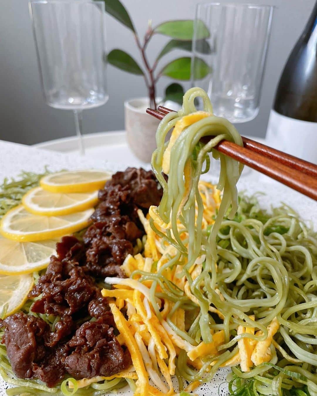 岩佐しおりさんのインスタグラム写真 - (岩佐しおりInstagram)「✔️🍶🥢 ・ こんばんは🌙 新年一発目の広島グルメ紹介は お隣山口県の郷土料理「瓦そば」です🌈 抹茶が練り込まれた抹茶風味の麺を 少し焦がしパリパリ麺にして 付属の甘口だれで食べます🤤✨ これが本当に癖になる美味しさで 広島にいた頃はよく家族で食べてた♡ トッピングの主流は 錦糸卵と牛肉を甘く煮たものとネギ。 そして見た目も華やかになるレモン🍋 このご時世ホットプレートで 瓦そばパーティもいいですね🤗❤️ ・ @meijo_shokuhin さんの 公式インスタグラムに 調理動画が公開してあります♫ ・ #しおごはん #名城食品 #瓦焼そば #瓦そば #焼ソバ田むし男 #pr」1月3日 18時23分 - i_am_shiorin