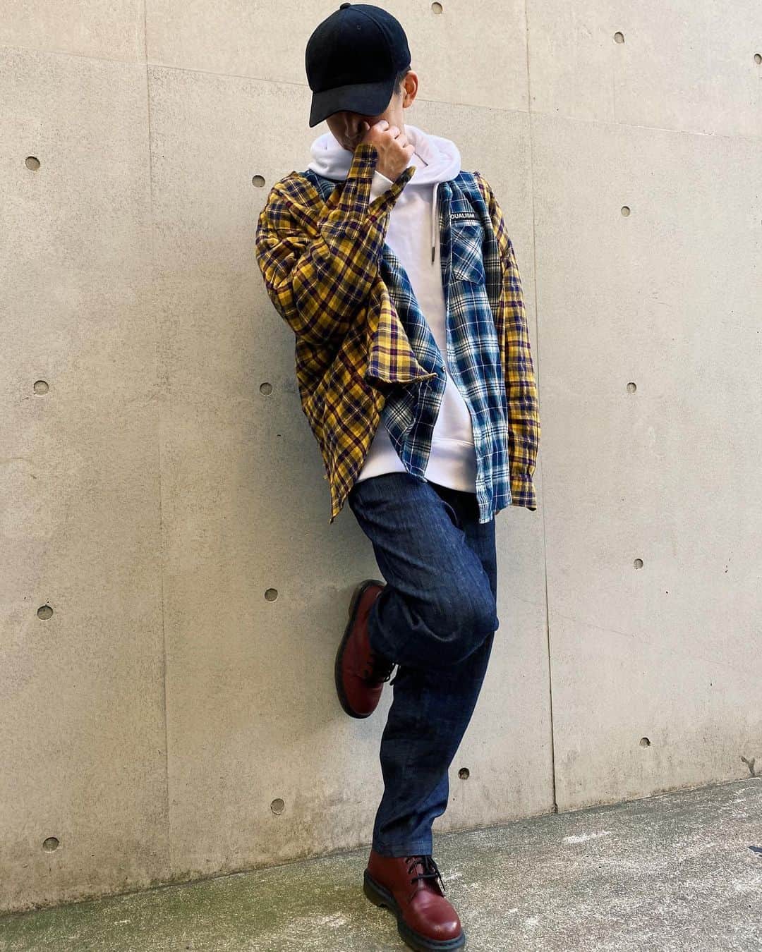 のインスタグラム：「Daily coordination 19 ...  #cap  @ca4la_official   #hoodie  @tommyjeans  @tommyhilfiger   #shirt @dualism_dl_official   #jeans  @gdc_official   #shoes  @drmartens_japan  @drmartensofficial   #coordinate #fasion #street」
