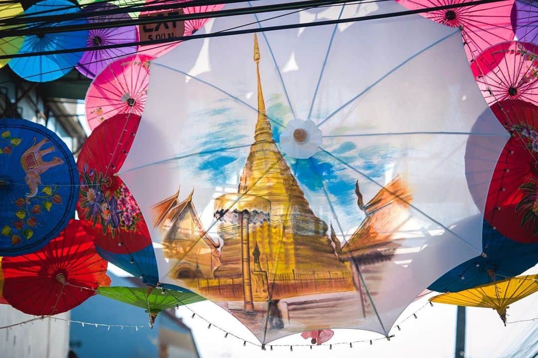 タイ国政府観光庁さんのインスタグラム写真 - (タイ国政府観光庁Instagram)「・﻿ ／⠀﻿ タイでどこ行く❓何する❓⠀﻿ 今週の注目スポットは...🇹🇭✨⠀﻿ ＼⠀﻿ ﻿ 🌟今月のお祭り﻿ 📍ボーサーン傘祭り﻿ ﻿ 今日は、毎年1月の第3金曜日から日曜日に行われる「ボーサーン傘祭り」に注目👀✨⠀ ﻿ ﻿ タイ北部・チェンマイのボーサーン村は、伝統的な製法で「傘」の生産を行ってきたエリアです☂️﻿ ﻿ 今年は延期となってしまいましたが、例年お祭りでは、色鮮やかな唐傘の展示や、扇子＆傘の絵つけコンテスト、さらにタイ北部に根付くランナー文化を紹介する催しなどが目白押し👀✨﻿ ﻿ ボーサーン傘祭りとともに開かれる「サンカンペーン工芸品フェスティバル」とあわせて、チェンマイならではの伝統工芸品をじっくり楽しめるお祭りとなっています😌﻿ ﻿ ＜アクセス＞﻿ バンコクからチェンマイまで飛行機で約1時間20分、その後車で約35分🚗﻿ ﻿ #タイ #チェンマイ #ボーサーン #ボーサーン傘祭り #タイ祭り  #お祭り大好き #祭り好きな人と繋がりたい  #こんなタイ知らなかった #もっと知りタイ #タイを知りつくす #タイ旅行  #旅好きな人と繋がりたい #旅行好きな人と繋がりたい #海外旅行 #thailand #chiangmai #chiangmaitrip #bosang #bosangumbrellafestival #sankamphaeng #umbrellafestival #traditionalcrafts  #localexperience #thainess #amazingthailand #thailandtravel #thailandtrip #thai #thaistagram #lovethailand ﻿」1月3日 18時27分 - amazingthailandjp