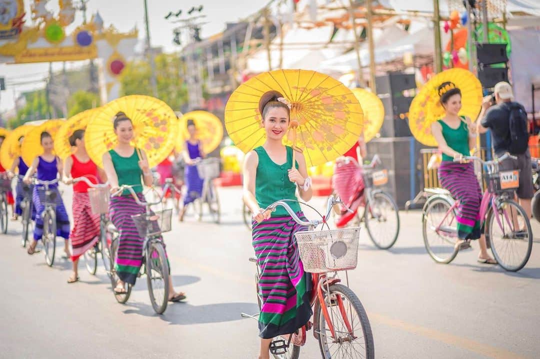 タイ国政府観光庁さんのインスタグラム写真 - (タイ国政府観光庁Instagram)「・﻿ ／⠀﻿ タイでどこ行く❓何する❓⠀﻿ 今週の注目スポットは...🇹🇭✨⠀﻿ ＼⠀﻿ ﻿ 🌟今月のお祭り﻿ 📍ボーサーン傘祭り﻿ ﻿ 今日は、毎年1月の第3金曜日から日曜日に行われる「ボーサーン傘祭り」に注目👀✨⠀ ﻿ ﻿ タイ北部・チェンマイのボーサーン村は、伝統的な製法で「傘」の生産を行ってきたエリアです☂️﻿ ﻿ 今年は延期となってしまいましたが、例年お祭りでは、色鮮やかな唐傘の展示や、扇子＆傘の絵つけコンテスト、さらにタイ北部に根付くランナー文化を紹介する催しなどが目白押し👀✨﻿ ﻿ ボーサーン傘祭りとともに開かれる「サンカンペーン工芸品フェスティバル」とあわせて、チェンマイならではの伝統工芸品をじっくり楽しめるお祭りとなっています😌﻿ ﻿ ＜アクセス＞﻿ バンコクからチェンマイまで飛行機で約1時間20分、その後車で約35分🚗﻿ ﻿ #タイ #チェンマイ #ボーサーン #ボーサーン傘祭り #タイ祭り  #お祭り大好き #祭り好きな人と繋がりたい  #こんなタイ知らなかった #もっと知りタイ #タイを知りつくす #タイ旅行  #旅好きな人と繋がりたい #旅行好きな人と繋がりたい #海外旅行 #thailand #chiangmai #chiangmaitrip #bosang #bosangumbrellafestival #sankamphaeng #umbrellafestival #traditionalcrafts  #localexperience #thainess #amazingthailand #thailandtravel #thailandtrip #thai #thaistagram #lovethailand ﻿」1月3日 18時27分 - amazingthailandjp
