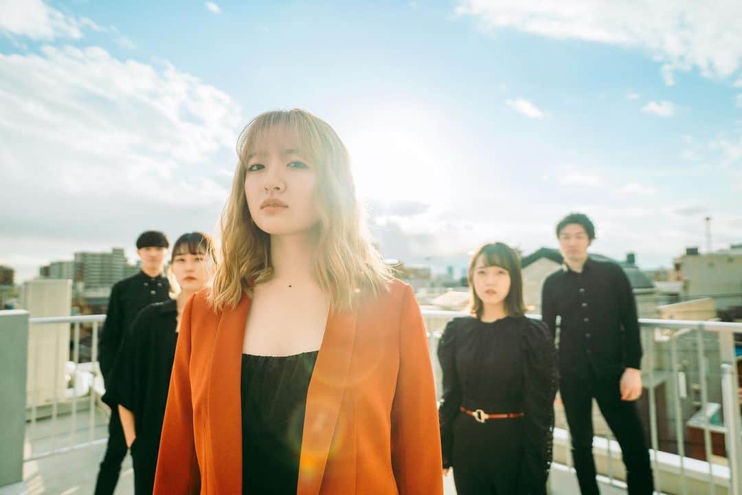 のインスタグラム：「「炎」アカペラカバー公開🔥 . . PLUS Unison.さん @plusunison よりオファーいただき初コラボ！ 「炎」アカペラカバー、本日20時YouTubeにてプレミア公開します⚡️⚡️ . Link👉ストーリーズ&ハイライトより . . オフショットのちほど公開🥰 . hair & make 長坂賢 @ken_nagasaka  photo りょーた @ryontaex . . #鬼滅の刃 #炎 #アカペラ #PLUSUnison #鈴木瑛美子 by staff」