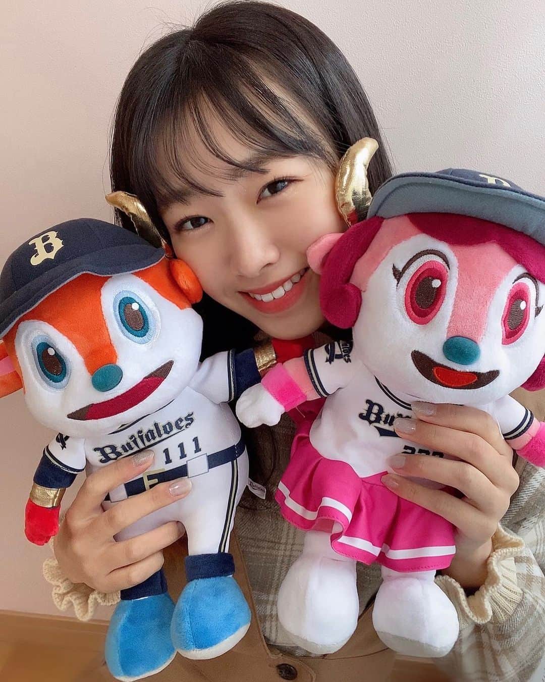 SAKURAのインスタグラム：「2021年初投稿！！！🐮🎍﻿ ﻿ ﻿ ﻿ 今年は丑年！バファローズイヤー！✨✨﻿ ということで、、、🐮﻿ バファローブルくん&ベルちゃんとパシャリ📸💗﻿ ﻿ ﻿ ﻿ たくさんの勝利が見れますように🐮⚾️✨﻿  楽しみだな〜！！👀🎶🎶 開幕が待ち遠しいっ💭💭﻿ ﻿ ﻿ ﻿#bs2020 #buffaloes #baseball #npb #orixbuffaloes  #プロ野球 #野球好きな人と繋がりたい #野球 #野球女子  #野球好き #丑年 #バファローズ #2021 #勝利 #開幕  #instagood #selfie #smile #happy  #sakura_365 #sakura #365 #🌸 #🐮」