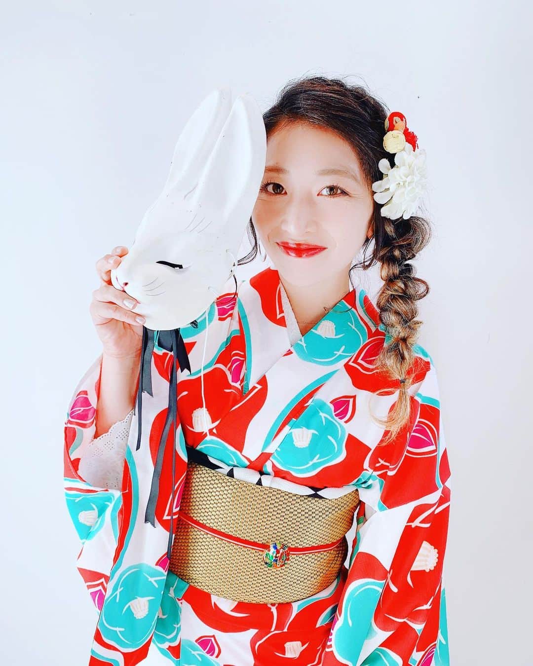 北山まいかのインスタグラム：「あけましておめでとう  #去年の投稿は去年で終わらしたかった #無理だったので　#着物着た時のやつで正月感 #これをお見合い写真しよか　#去年は色々ありました #コロナが世界を変えて　#痩せてかわいくなったのに #コロナで出会いがなく　#どないしたらええねん #頼むからリバウンドする前に #コロナなくなってください  #今年は人間力と女子力を高めるのが目標です #今年もよろしくお願いします 光で飛ばしててもシワがわかる。つらい」