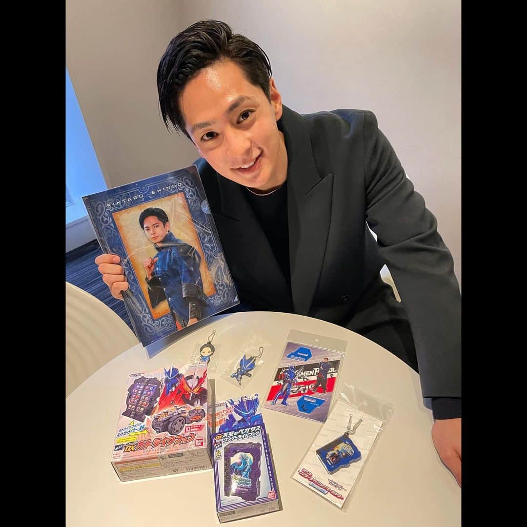 山口貴也さんのインスタグラム写真 - (山口貴也Instagram)「. 皆さん本格的に寒くなってきましたがいかがお過ごしでしょうか？  本日配信された、"劇場短編仮面ライダーセイバー"公開記念 お正月YouTube番組では、ホモサピエンスのお正月についてみんなでトークしたり、視聴者プレゼントをかけたゲームをしたりと内容盛り沢山となっています。  まだ見ていない方は東映特撮YouTubeチャンネルにて 是非ご覧ください！  P.S. 倫太郎グッズ揃えてくださいね🦁  #セイバーをもっと楽しもう #仮面ライダーセイバー #仮面ライダーブレイズ #新堂倫太郎 #山口貴也」1月3日 17時00分 - takaya_yamaguchi_official