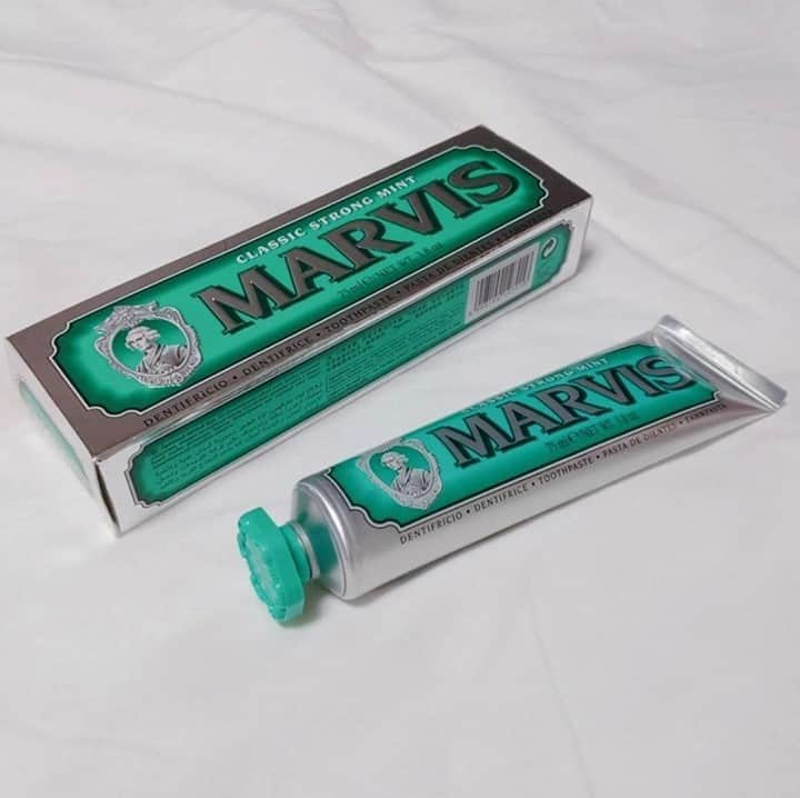 Marvis par AEGIS-Pharmaのインスタグラム：「🍃Notre dentifrice Menthe Forte, un classique de la collection Marvis dont on ne se lasse pas ! A associer avec l'Eau de Bouche Menthe Verte pour faire le plein de fraîcheur ❄️ . 📸@pop_haru316 #marvis #dentifrice #toothpaste #luxe #illustration #creation #creativite #artwork #inspiration #artiste #design #aegis #dentifrice #marvisfrance #pharmacie #conceptstore #aegispharma #aegisapothecary #distributeur #produitsdexception #exception」