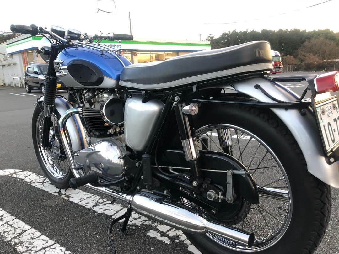 KIYOさんのインスタグラム写真 - (KIYOInstagram)「2021年あけましておめでとうございます。初走りにラビットランドのファミマまで。しかし当時のロッカーやカフェレーサーは2021年までコイツが現役で走ってるなんて夢にも思わないだろうな笑 #triumph #t120 #bonneville #bonnie #britbike #britishmotorcycles #classicmotorcycles #lewisleathers #madeinengland #rockers  #caferacer #tonupboys #triumphmotorcycles #vintagetriumph #manga #japanesecomic #fashion #バイクメーン #ボニー #トライアンフ #ボンネビル #ロッカーズ #カフェレーサー #ルイスレザー #ビンテージトライアンフ #ガレージライフ」1月3日 17時04分 - kiriko009