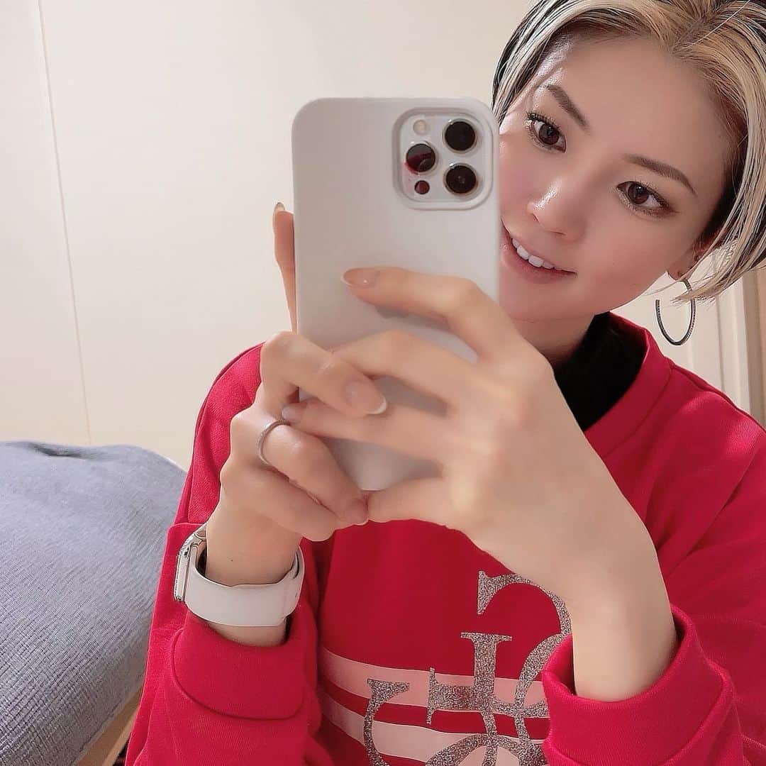 彩波けいとのインスタグラム：「・ ✨🎍2021🎍✨ ・ 送れましたが明けまして おめでとうございます🐄 ・ 実家にも帰れず3日間 お義兄さんの家に🥂 ・ trainingサボってたから頑張る💪🏾🔥 ・ 変えたかった携帯をついに iPhone12promaxにした📱💓 ・ コロナコロナだけど 皆さんにとっても いい一年になりますように💫 ・ #2021 #あけましておめでとうございます #🎍 #happynewyear #iphone12promax #guess #今年もよろしくお願いします #training #筋トレ女子 #diet #applelover #コロナに負けるな」