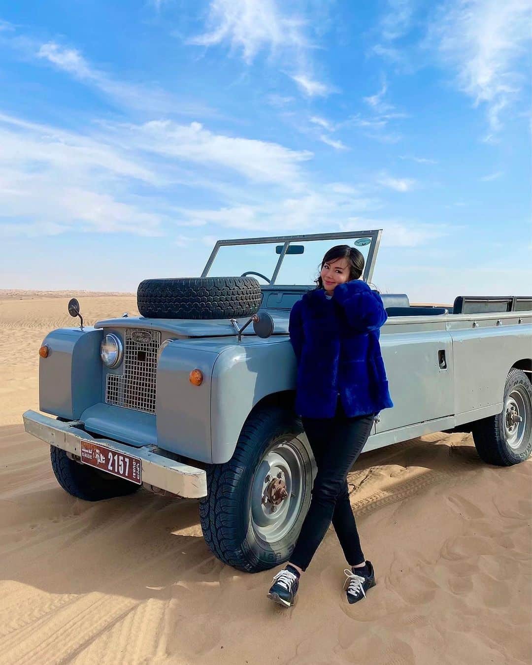 Rieのインスタグラム：「初日の出を見た後は、可愛いヴィンテージのランドローバーに乗って  砂漠の真ん中で朝食が食べられるキャンプまで  砂漠を滑走してもらいました！  日が上ったばかりの清々しい  朝の砂漠は気持ちよくて  景色も壮大で最高でした🙌  @jwdtravel   #砂漠 #砂漠ツアー #ランドローバー #landrover #safari #safaritour #platinamheritage #balloonadventuresdubai #ドバイ #ドバイ旅行 #ドバイ観光 #ドバイインスタ映え  #ドバイ生活  #ドバイグラム  #ドバイ在住 #海外暮らし #海外旅行 #海外旅行好きな人と繋がりたい  #タビジョ #ビジットドバイ  #middleeast  #dubai #dubaitrip #dubaigram  #dubailife #dubaiinstagram  #mydubai #visitdubai」