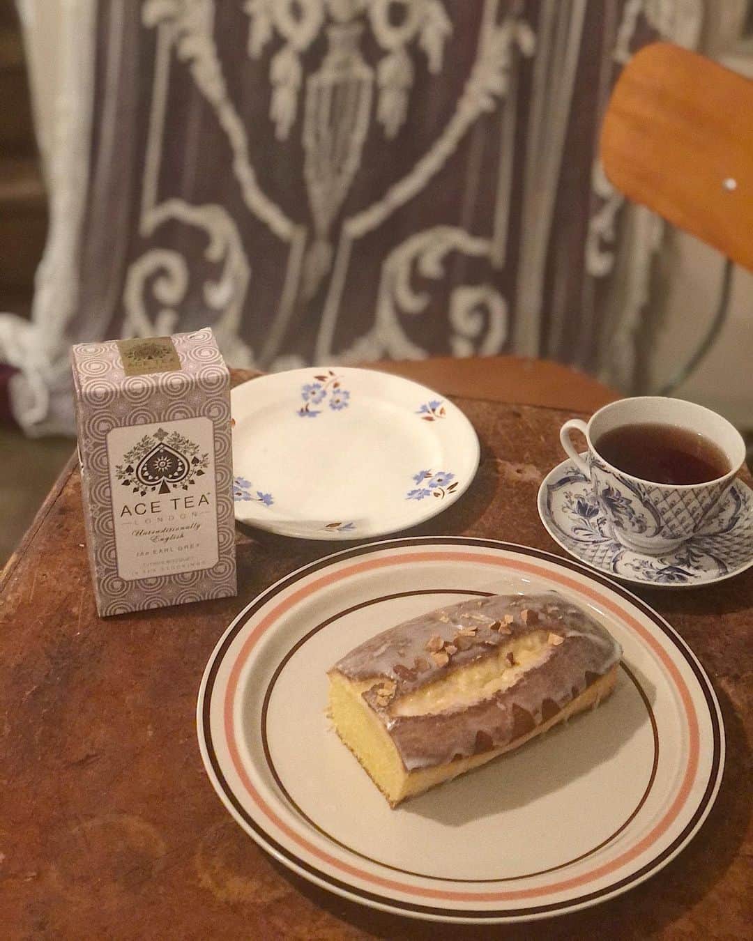 佐藤香菜さんのインスタグラム写真 - (佐藤香菜Instagram)「家カフェごっこ☕️ 新年1回目は、 #ウィークエンドシトロン 焼きました🍋 グラス・ア・ローもレモンたっぷり爽やかに。 レモンはお義母さん栽培のいただきもの。 そういえば、うちの母もレモン育ててる。 育て、収穫し、食す。 シンプルで幸せな楽しみ。 紅茶は @acetealondon のアールグレイ。 . #weekendcitron #cake #homemade #homemadecake #homemadesweets  #greattaste #greattasteawards」1月3日 17時14分 - kana__sato622