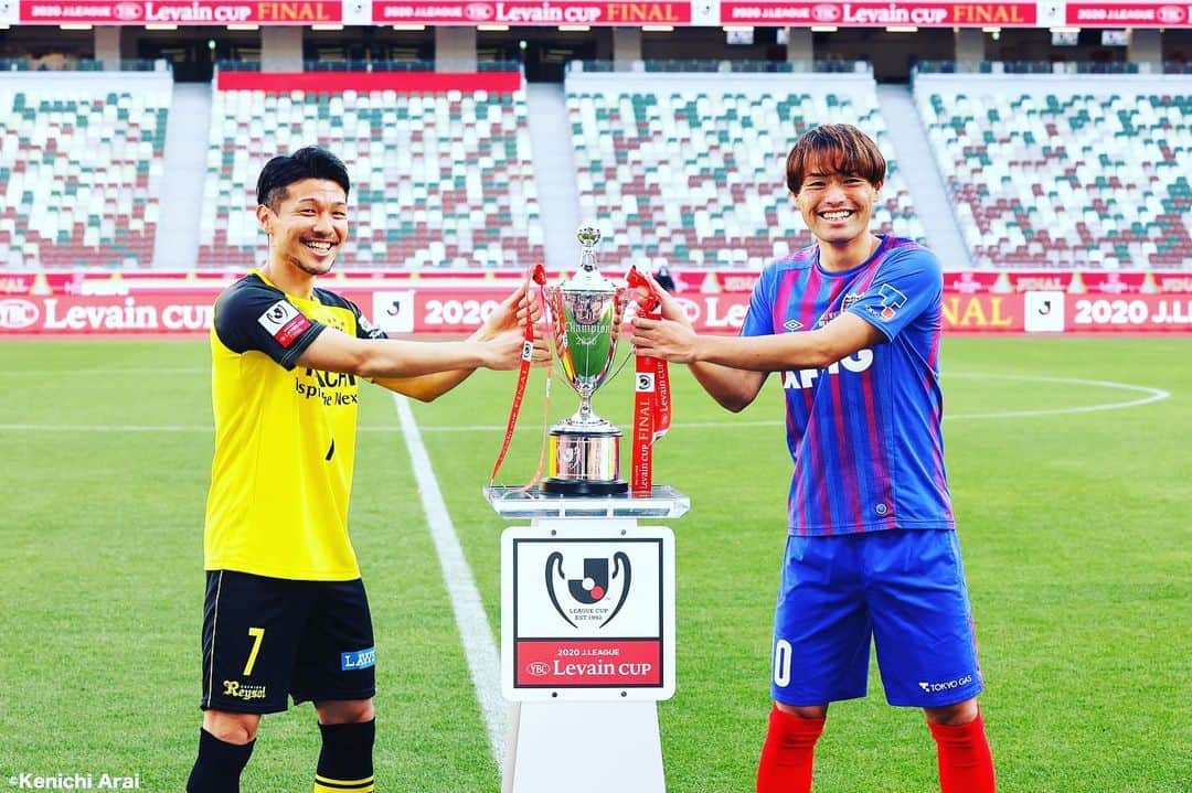 FC東京オフィシャルグッズさんのインスタグラム写真 - (FC東京オフィシャルグッズInstagram)「🔵🔴 #東慶悟 選手が、#柏レイソル の #大谷秀和 選手とのフォトセッションを行いました!!🤝🔵🔴😆 @fctokyoofficial  #ルヴァンカップFINAL  #俺たちの国立 #俺たちの国立で勝つ  #FC東京 #fctokyo #tokyo」1月3日 17時14分 - fctokyoofficial