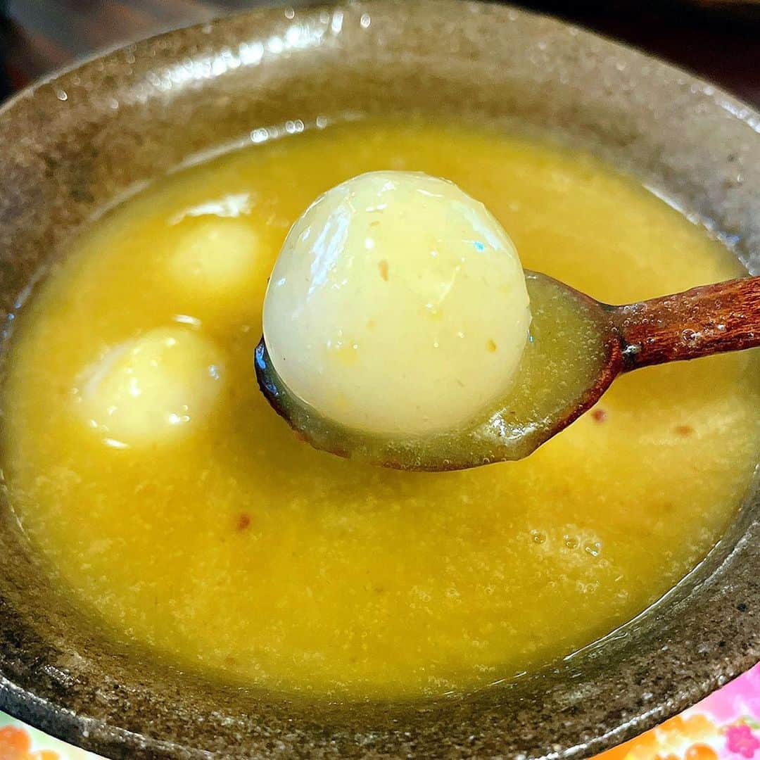 のインスタグラム：「🌰🇯🇵純栗あん汁粉 白玉入りでございます〜 「和栗や」さんのお正月限定メニュー❗️ @waguriya   笠間の和栗と少量のお砂糖のみで仕上げたお汁粉〜 ✨🌰✨ 栗色を超えた キラキラ🤩黄金色に見えちゃう✨✨✨  和栗好きには たまらない♡ほんのり温かくとろとろの和栗が頂けます🌰💓  年始しか味わえない、和栗あん汁粉♡ 他にも 限定の和栗スイーツ買ったので またご紹介しますね♪  #和栗や#お汁粉#栗あん汁粉 #モンブランの世界#栗#和栗#栗スイーツ#モンブラン#里井真由美#里井ワグリーナ真由美#ワグリーナ#ワグリーナ真由美#japan#アフタヌーンティー#零食#さといいね#스위트#ありが糖運動#まゆログ#甜食#着物#フードジャーナリスト里井真由美#断面モンブラン#kimono#kimonostyle」