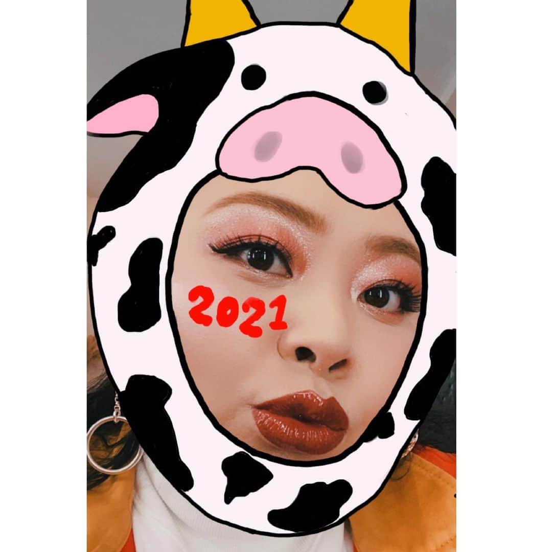 渡辺直美のインスタグラム：「本当は、これを新年一発目の投稿にしようと思ってたんだけど、なんか全体的にあざとさを感じたからやめた🤣  でも1時間かけて牛の絵描いたから 載せます🤣🐄🐄🐄 結局あざとい🤣🤣 風の時代を自由に生きます🤣  絵上手くなったと思わない？🤣  あけおめ🎍 みんな大好き🎍 愛してる🎍😘🤣  また明日YouTubeにて🐮  I was going to post this first thing New Years but it seemed like it was too calculating so I didn't🤣  But I spent an hour drawing the cow so I'll post it🤣🐄🐄🐄 So ultimately I'm calculating🤣🤣 I'm going to live freely during the era of the wind🤣  Don't you think I got better at drawing?🤣  Happy New Year🎍 I like everyone so much🎍 I love you guys🎍😘🤣  See you tomorrow on YouTube🐮」