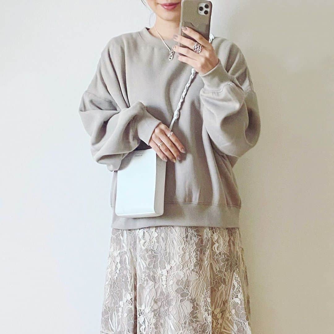 ryokoさんのインスタグラム写真 - (ryokoInstagram)「𝒸ℴℴ𝓇𝒹𝒾𝓃𝒶𝓉ℯ 𓂅  @classicalelf_official の バックステッチショート丈オーバーサイズシンプル無地裏起毛スウェット 💫 ． シンプルなスウェットは着回しやすい👌🏻スカートでもパンツでも合わせやすいし万能👏🏻裏起毛だからあたたかいよ💕 ． ． #クラシカルエルフ #classicalelf #エルフコーデ #オーバーサイズ #裏起毛 #スウェット #スエット #locari #ロカリ#プチプラ #プチプラコーデ #フェミニン #フェミニンコーデ #今日の服 #着回しコーデ #pr」1月3日 17時23分 - ry.0123