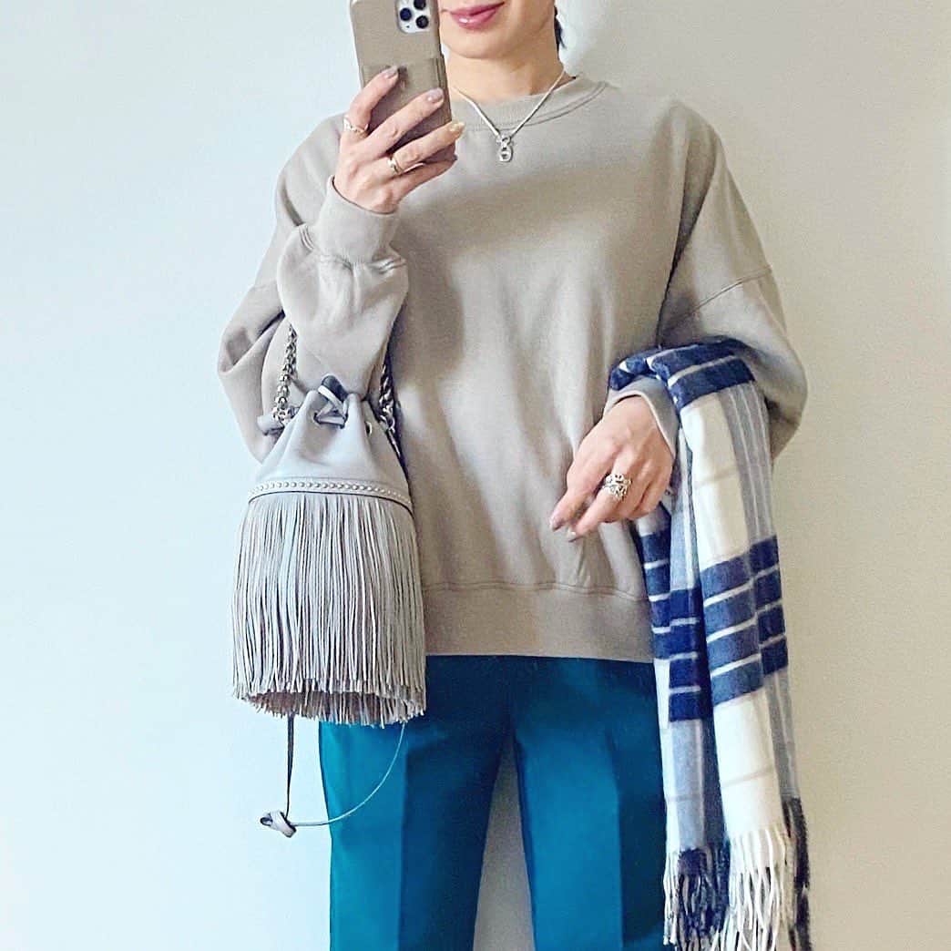 ryokoさんのインスタグラム写真 - (ryokoInstagram)「𝒸ℴℴ𝓇𝒹𝒾𝓃𝒶𝓉ℯ 𓂅  @classicalelf_official の バックステッチショート丈オーバーサイズシンプル無地裏起毛スウェット 💫 ． シンプルなスウェットは着回しやすい👌🏻スカートでもパンツでも合わせやすいし万能👏🏻裏起毛だからあたたかいよ💕 ． ． #クラシカルエルフ #classicalelf #エルフコーデ #オーバーサイズ #裏起毛 #スウェット #スエット #locari #ロカリ#プチプラ #プチプラコーデ #フェミニン #フェミニンコーデ #今日の服 #着回しコーデ #pr」1月3日 17時23分 - ry.0123