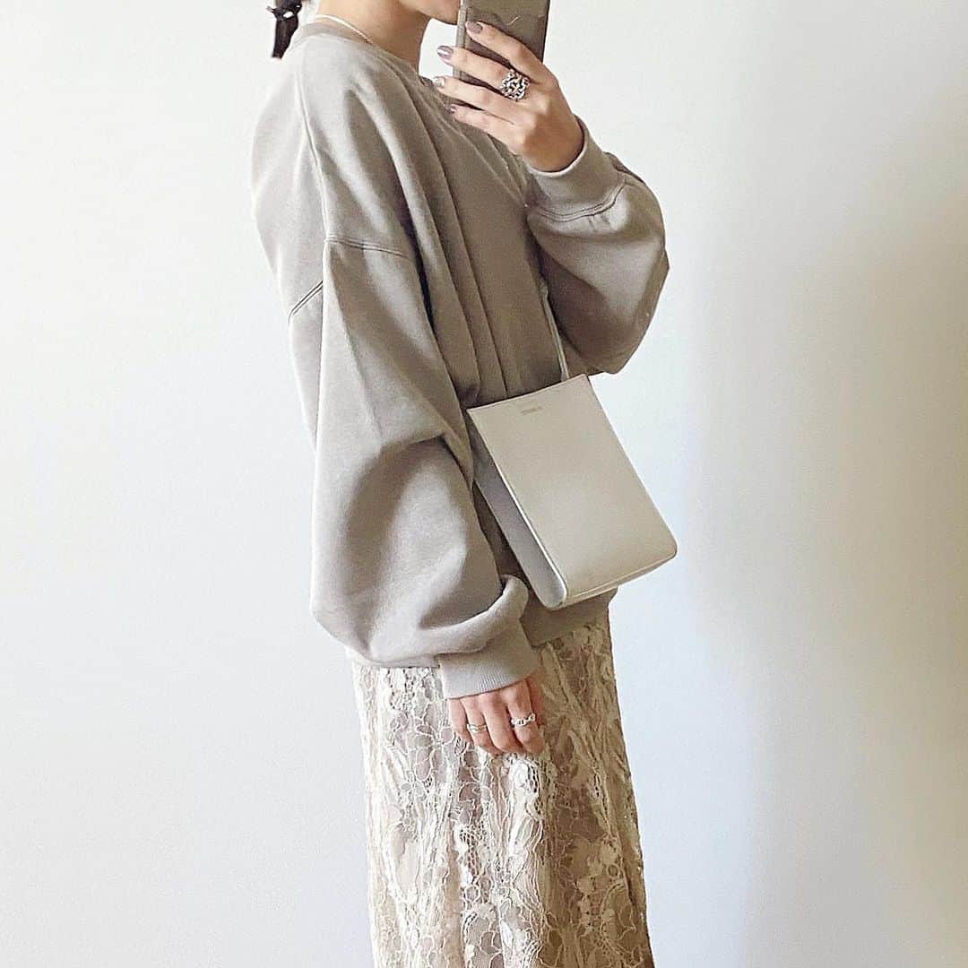 ryokoさんのインスタグラム写真 - (ryokoInstagram)「𝒸ℴℴ𝓇𝒹𝒾𝓃𝒶𝓉ℯ 𓂅  @classicalelf_official の バックステッチショート丈オーバーサイズシンプル無地裏起毛スウェット 💫 ． シンプルなスウェットは着回しやすい👌🏻スカートでもパンツでも合わせやすいし万能👏🏻裏起毛だからあたたかいよ💕 ． ． #クラシカルエルフ #classicalelf #エルフコーデ #オーバーサイズ #裏起毛 #スウェット #スエット #locari #ロカリ#プチプラ #プチプラコーデ #フェミニン #フェミニンコーデ #今日の服 #着回しコーデ #pr」1月3日 17時23分 - ry.0123