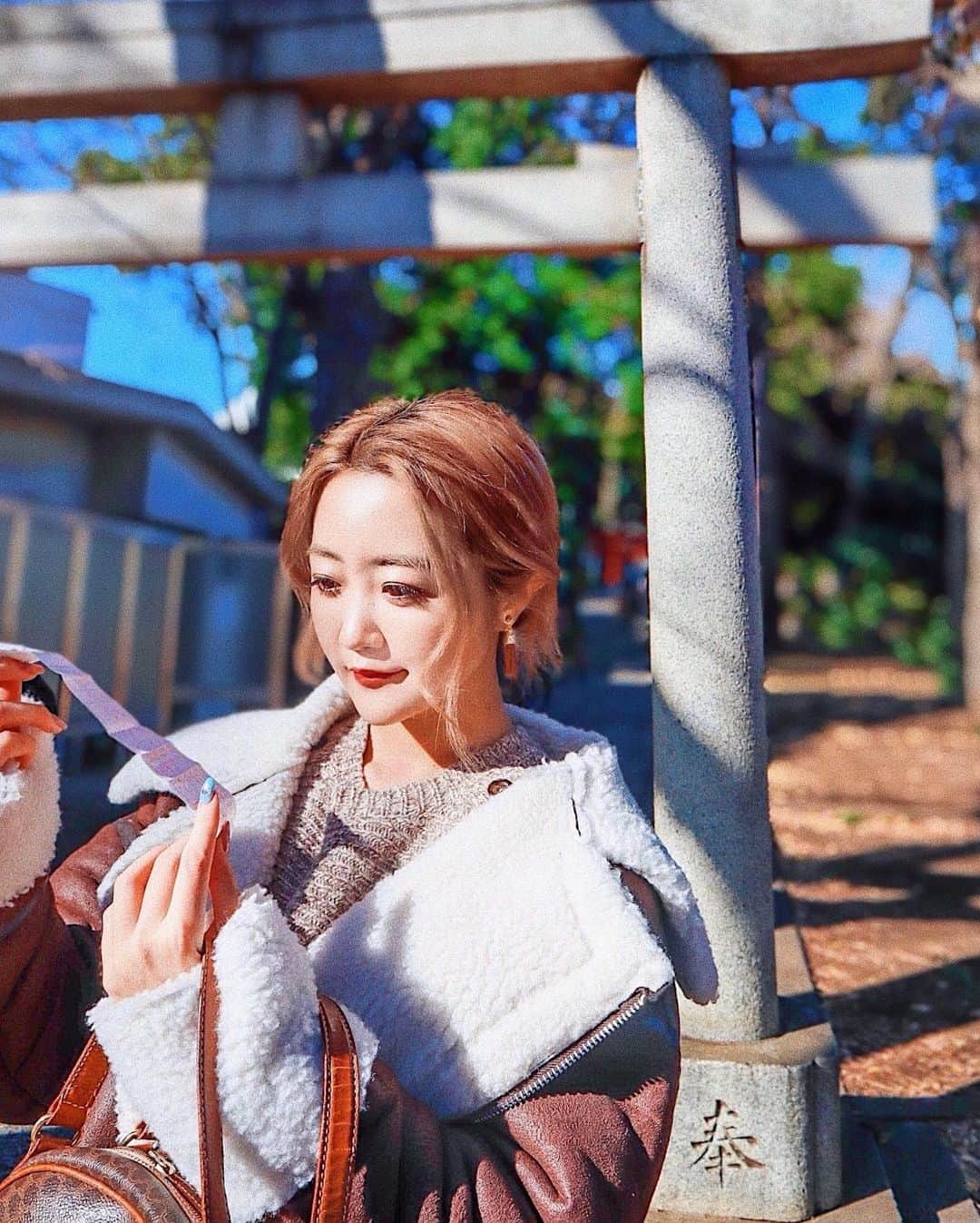 のインスタグラム：「⛩💫☁️﻿ ﻿ ﻿ ストーリーには載せていたけど﻿ 神社でおみくじ引いてきたよ🙌🏻💫﻿ 大吉でしたー！やった！😌❤️❤️﻿ いい一年にするぞ🔥✨﻿ ﻿ コロナがあけたら地元の諏訪大社にも﻿ 改めて行こうと思います☁️💫﻿ ﻿ ﻿ ﻿ ﻿ ﻿ この日つけていた#イヤリング は、﻿ 以前インスタライブでも紹介した﻿ #ミニョンドゥビジュー (@mignon_de_bijoux )﻿ 💍🤎﻿ アウターとブラウンで合わせたよ🍫﻿ ﻿ ﻿ 花柄のアトマイザーは﻿ 除菌液入れよっと😌💕🧴﻿ (↑これは500円商品！)﻿ 静電気軽減してくれるブレスレットも﻿ 妹ちゃんとデザイン違いで手に入れたので﻿ ニットの日に手首に忍ばせる予定😌💐﻿ ﻿ 1/11まで全品50円引きセール中なので﻿ 気になっていたアイテムはお早めにね👀❤️❤️﻿ ﻿ ﻿ ﻿ 脳内がお餅のことでいっぱいなので、﻿ 今夜はお餅食べちゃいそうだーー🤤💭🧠﻿ お雑煮、お汁粉、きな粉餅、磯部餅…﻿ どうしようかな😌💕💕💕💕💕﻿ あー！もうだめだ！食べちゃう！笑 𓂃 𓈒𓏸 ‎𓂃 𓈒𓏸 ‎𓂃 𓈒𓏸 ‎𓂃 𓈒𓏸 ‎𓂃 𓈒﻿ #mignondebijoux#pr﻿ #プチプラ#高見え#アクセサリー」