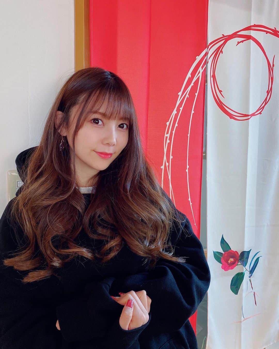 のインスタグラム：「・  あけましておめでとうございます🎌  去年も幸せな年でしたが、 2021年もよりいい一年になるように 努力して成長したいと思います✌🏻✌🏻  とりあえず年末年始暴飲暴食したから どうにか食欲止めたい🐖⛔️⛔️  #2021#2021年#新年#年末年始 #年末ご飯#西村家ご飯#おせち #ダイエット#新年の抱負#毎年 #外に一歩も出ない年末年始 #家大好き#幸せ#コロナ#👋🏻 #follow#followme#あけおめ」