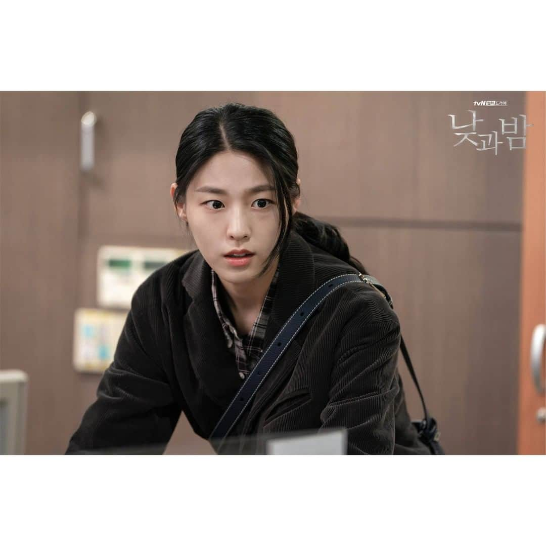 tvN DRAMA【韓国】さんのインスタグラム写真 - (tvN DRAMA【韓国】Instagram)「아빠를 의심하기 시작한 혜원🥺  예고살인추리극 #낮과밤 🌗 매주 [월,화] 밤 9시 tvN 방송 #남궁민 #김설현 #이청아 #윤선우 #awaken」1月3日 17時30分 - tvn_drama