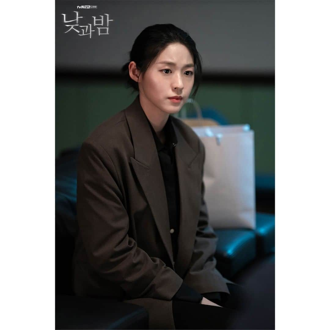 tvN DRAMA【韓国】さんのインスタグラム写真 - (tvN DRAMA【韓国】Instagram)「아빠를 의심하기 시작한 혜원🥺  예고살인추리극 #낮과밤 🌗 매주 [월,화] 밤 9시 tvN 방송 #남궁민 #김설현 #이청아 #윤선우 #awaken」1月3日 17時30分 - tvn_drama