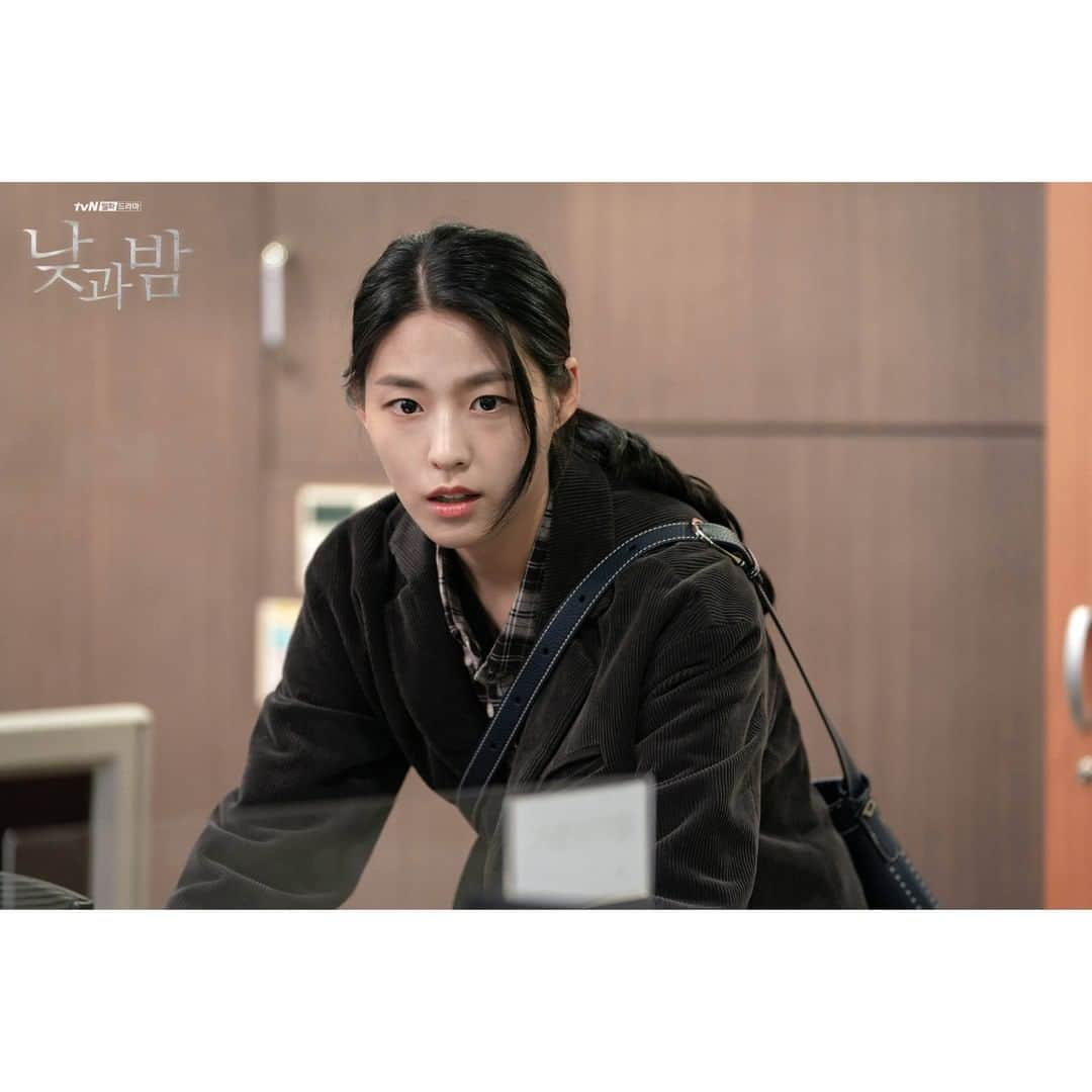 tvN DRAMA【韓国】さんのインスタグラム写真 - (tvN DRAMA【韓国】Instagram)「아빠를 의심하기 시작한 혜원🥺  예고살인추리극 #낮과밤 🌗 매주 [월,화] 밤 9시 tvN 방송 #남궁민 #김설현 #이청아 #윤선우 #awaken」1月3日 17時30分 - tvn_drama