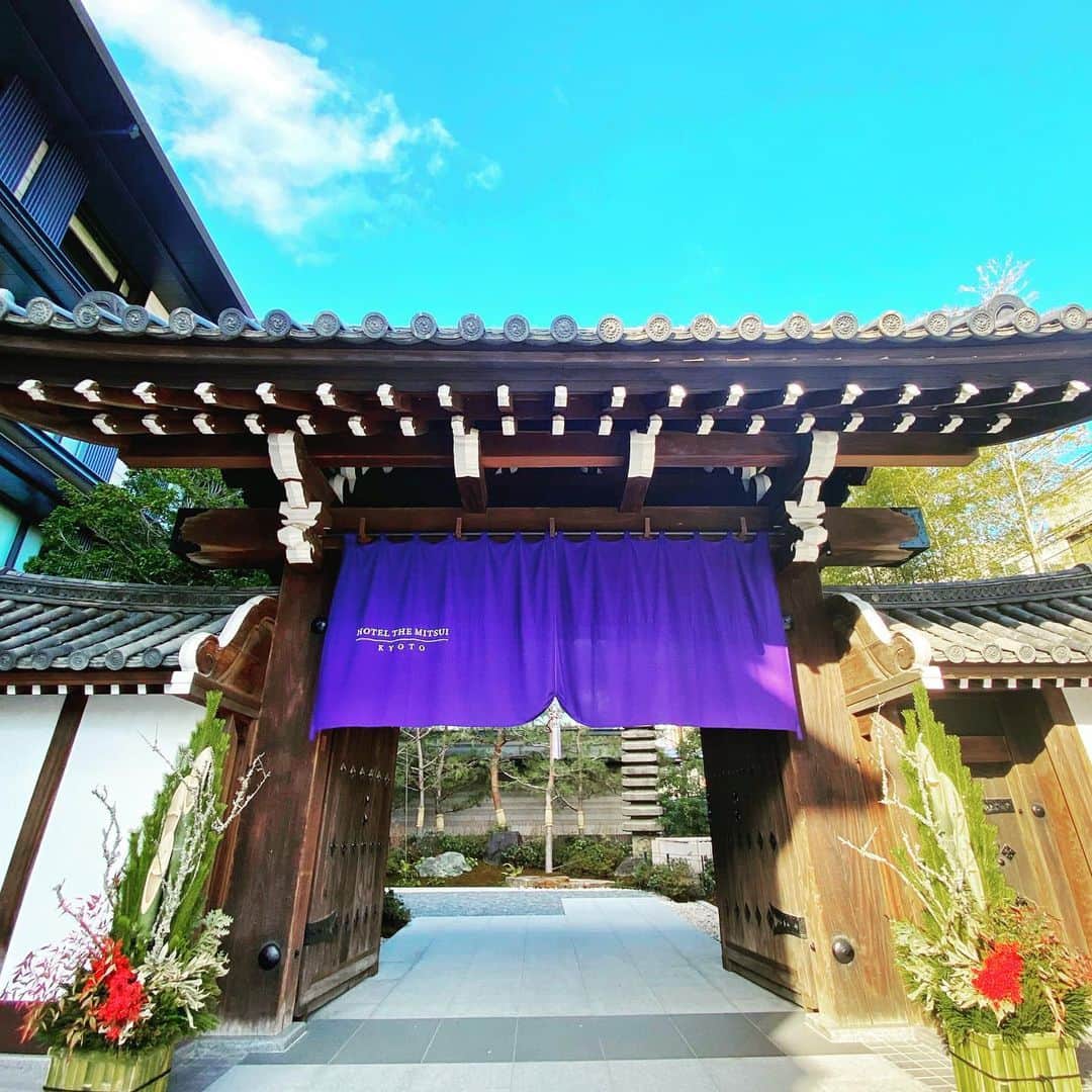 黄皓さんのインスタグラム写真 - (黄皓Instagram)「ホテルザミツイ京都。 本当に最高でした🤤 Garden suiteへのアップグレードもあったし、何より三井不動産様の本気を見た感じがする。。 ホスピタリティ、内装、サービス、食事全て完璧でした。 京都くるなら今後はここ一択かも。。（あくまで個人の主観でありPRじゃないです😚） 地下にあるThermal spring SPAも最高で、家族でもカップルでも雰囲気抜群だし、採暖室というなのスチームサウナで整いまくり🤤（3セットやりました笑）  しかもこれもまたSPGポイントが使えるから、無料宿泊ある人もポイントが溜まってる人もおすすめ🤤  要は、 #三井最高 #SPG最高 #ホテルザミツイキョウト  #hotelthemitsuikyoto  #ホテルザミツイ京都   2021年良いスタート切れました🤤」1月3日 17時46分 - haohaohaokun