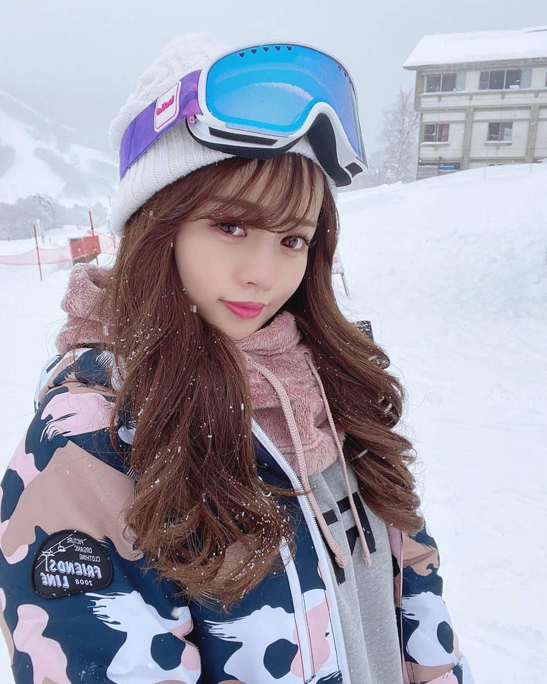 Isakoさんのインスタグラム写真 - (IsakoInstagram)「スノボ⛄️💕🎿 　 今シーズン初滑り💖 タングラムと斑尾高原の２つのエリアを滑って来ました❄️ 　 とーっても楽しかったです🌟 もっと上手く滑れるようになりたい💕 　 　 雪がすごくて滑ってると巻きが取れてストレートになっちゃうの🤣(2枚目) 　 　 　 　  #スノボ女子#スノボ#スノボー#スノボウェア#スノボー女子#スノーボード#タングラム#斑尾高原スキー場#斑尾高原#雪#雪山#雪景色#burton#バートン」1月3日 17時42分 - ichaaako