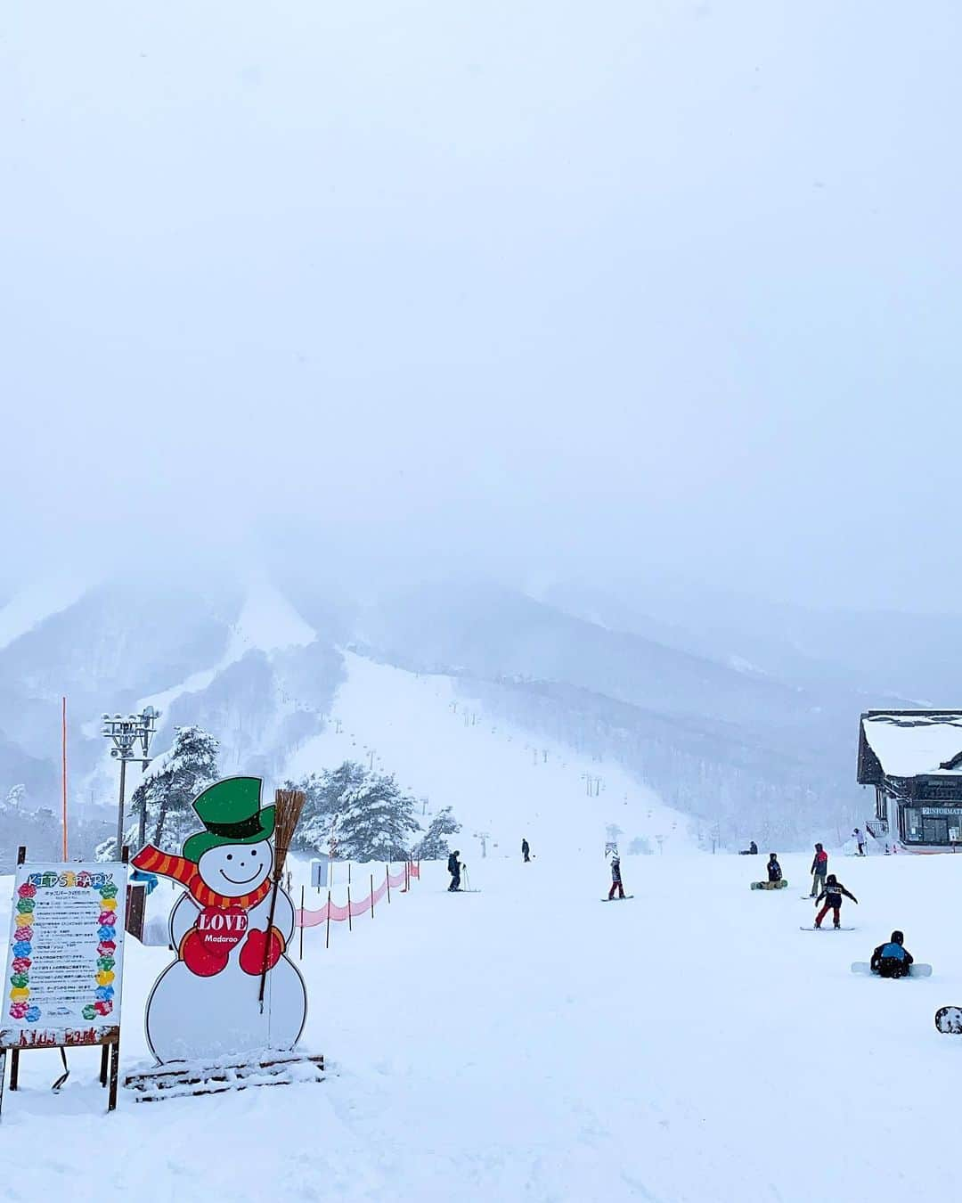 Isakoさんのインスタグラム写真 - (IsakoInstagram)「スノボ⛄️💕🎿 　 今シーズン初滑り💖 タングラムと斑尾高原の２つのエリアを滑って来ました❄️ 　 とーっても楽しかったです🌟 もっと上手く滑れるようになりたい💕 　 　 雪がすごくて滑ってると巻きが取れてストレートになっちゃうの🤣(2枚目) 　 　 　 　  #スノボ女子#スノボ#スノボー#スノボウェア#スノボー女子#スノーボード#タングラム#斑尾高原スキー場#斑尾高原#雪#雪山#雪景色#burton#バートン」1月3日 17時42分 - ichaaako