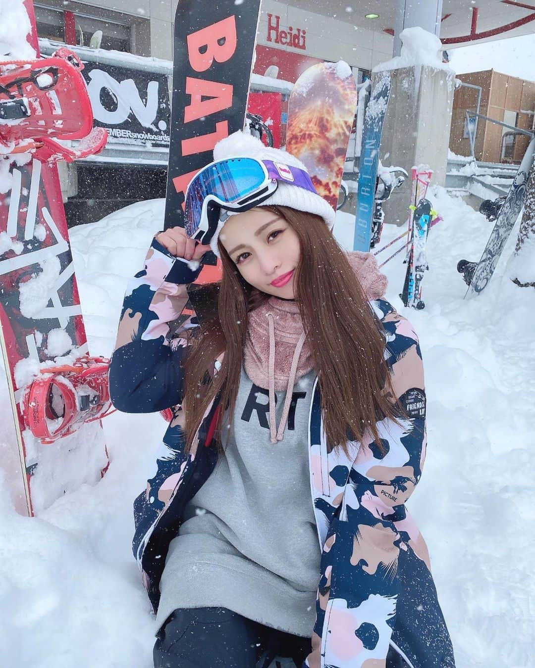 Isakoさんのインスタグラム写真 - (IsakoInstagram)「スノボ⛄️💕🎿 　 今シーズン初滑り💖 タングラムと斑尾高原の２つのエリアを滑って来ました❄️ 　 とーっても楽しかったです🌟 もっと上手く滑れるようになりたい💕 　 　 雪がすごくて滑ってると巻きが取れてストレートになっちゃうの🤣(2枚目) 　 　 　 　  #スノボ女子#スノボ#スノボー#スノボウェア#スノボー女子#スノーボード#タングラム#斑尾高原スキー場#斑尾高原#雪#雪山#雪景色#burton#バートン」1月3日 17時42分 - ichaaako