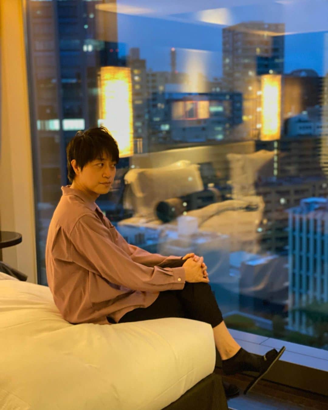 のインスタグラム：「姉とホテル。  2020蔵出し。 @executivehousezen   #エグゼクティブハウス禅  #禅 #ホテルニューオータニ東京 #三拍子 #三拍子高倉 #高倉陵 #comedian #comedy #japanese #Japan #funny #instalike #お笑い #お笑い芸人 #芸人 #漫才師 #manzai #お笑いライブ #instafanny #intersting #standupcomedy #standupcomedyshow #5つ星ホテル #姉とホテル」
