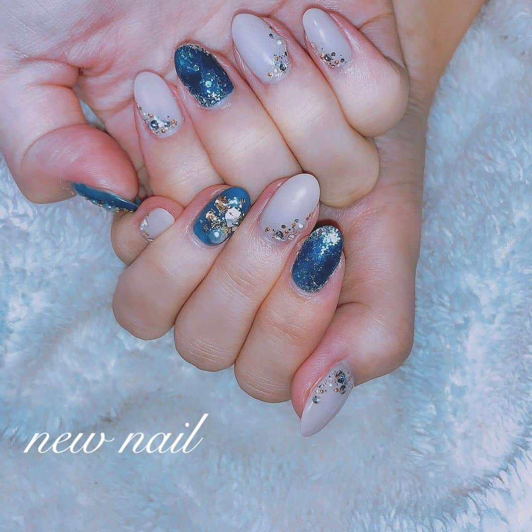 結城明日翔のインスタグラム：「. new nail💅 今回は大好きなブルー💙💙 . . . #nail #newnail #nails #blue #bluenails #ネイル #ジェルネイル #钉 #キラキラネイル #ブルーネイル #冬ネイル #네일 winternails #キラキラ #instanails #nailstagram #💅」