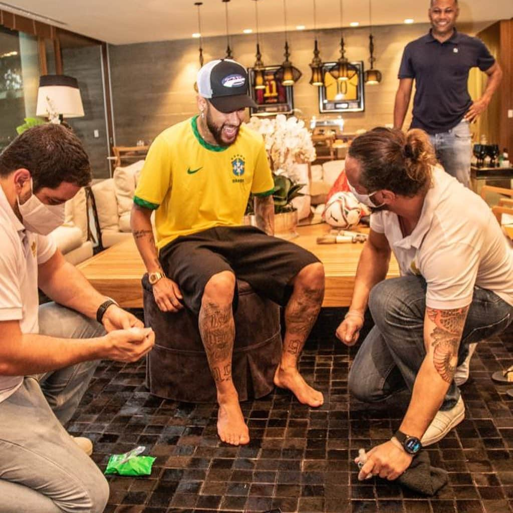 ネイマールさんのインスタグラム写真 - (ネイマールInstagram)「Muito feliz e orgulhoso de poder fazer da história do futebol e me juntar ao lado de tantos craques que deixaram seus pés marcados no Maracanã 🇧🇷❤️」1月3日 17時52分 - neymarjr