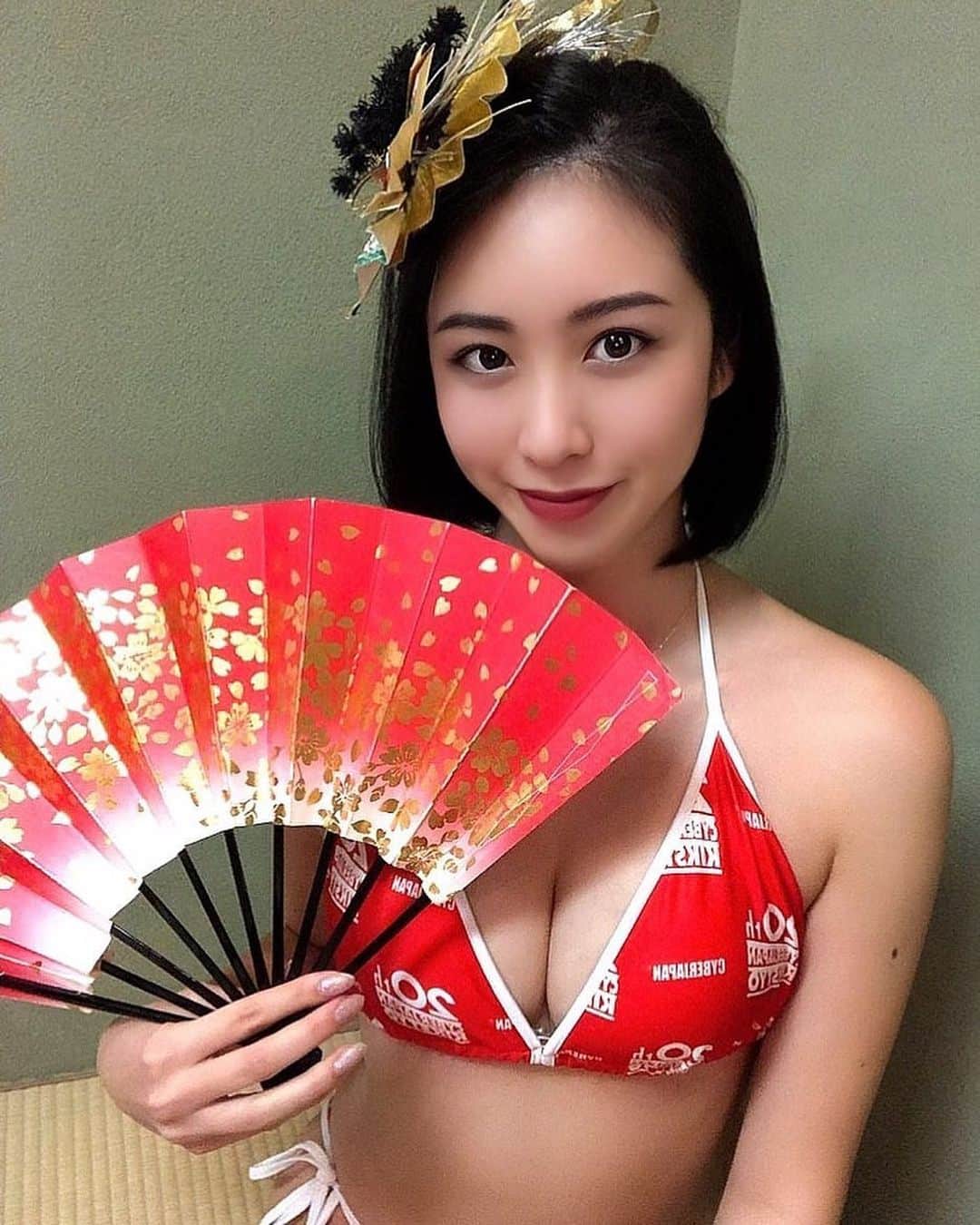 CYBERJAPAN Staffのインスタグラム：「チェキ受注は、今夜1/3 23:59までです！お早めに！ @cjd_chiaki  . YouTubeのビキニver🎌 見て頂けましたでしょうか🤣 YouTubeにコメント書いてくれた方、ストーリーメンションして下さった方ありがとうございます🥰 私は昨日から何回も見ては笑っています 笑 . そんな私は今日から仕事始め🔥 . そして！！ チェキの予約は1/3の23:59まで📸 👇 https://cyberjapan.shop  とっても嬉しい事に沢山の予約頂いているみたいで😭😭 新年から沢山の愛をありがとうございます！！ それ以上の愛で恩返ししますので待っていてください💪🏻 何セットも予約してくれた方には、私服もビキニも変えてチェキ送ります🌿 まだの方はお早めに☺️ . #new #cyberjapan #サイバージャパン #新人 #cjd_chiaki」