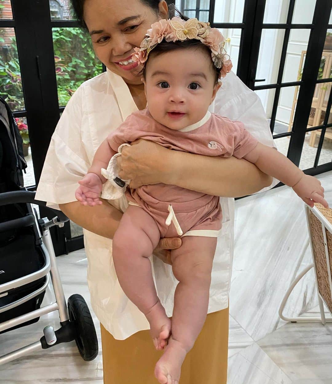 Rianti Cartwrightのインスタグラム：「Flower child. Cara Rose & Ompung ❤️」