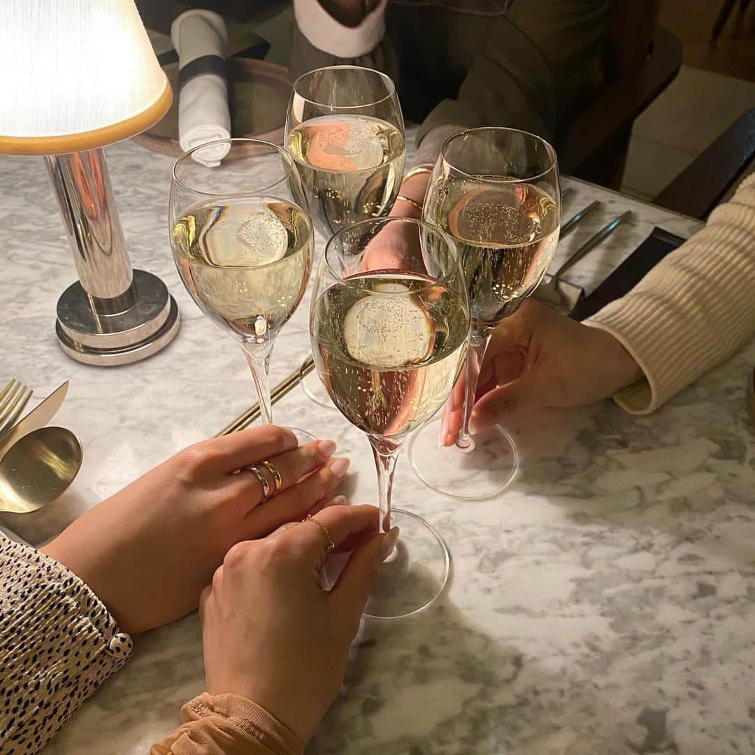 TANAKA ALICEのインスタグラム：「I’m sooooo lucky they’re ma best fwwwends🥂🥴🤍」