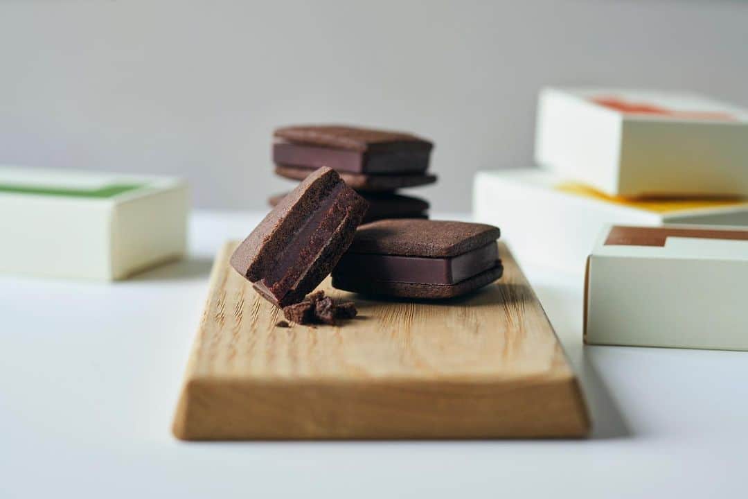 Minimal-BeantoBarChocolate-さんのインスタグラム写真 - (Minimal-BeantoBarChocolate-Instagram)「「はじめてのMinimal」にもぴったり  「チョコレートサンドクッキー」は、Minimalのチョコレートを老若男女が食べやすいお菓子に仕上げたサンドです。初めてBean to Barチョコレートを体験する人にぴったり。  さくさくのクッキーがなめらかなチョコレートと合わさって満足感たっぷりの一品です。  カカオと砂糖だけでつくっているのに、カカオ豆の種類によって異なるフレーバーをお楽しみいただけます。  4種のフレーバーは… 🟢トフィーのような甘み 🟤ローストナッツのような風味 🟡洋梨や白ぶどうなど甘い果実のような風味 🟠柑橘やマーマレードのような風味  ————————  　チョコレートサンドクッキー 　4種4個入り（単品） 　¥1,944  ※現在欠品中、オンラインショップでの次回入荷は1月上旬予定です。  ————————」1月3日 18時01分 - minimal_beantobarchocolate