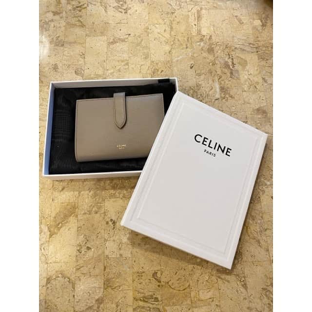 堤友香のインスタグラム：「. 一粒万倍日。 寝かせていた お財布を使い始めました👛✨  #celine #セリーヌ財布 #セリーヌ  #🎅からのプレゼント  #この色が本当に好き #グレージュ   #アナウンサー #セントフォース  #顔タイプ診断 #顔タイプ  #イメージコンサルタント  #アナウンサー衣装  #顔タイプ診断東京 #パーソナルカラー診断 #パーソナルカラー診断東京」