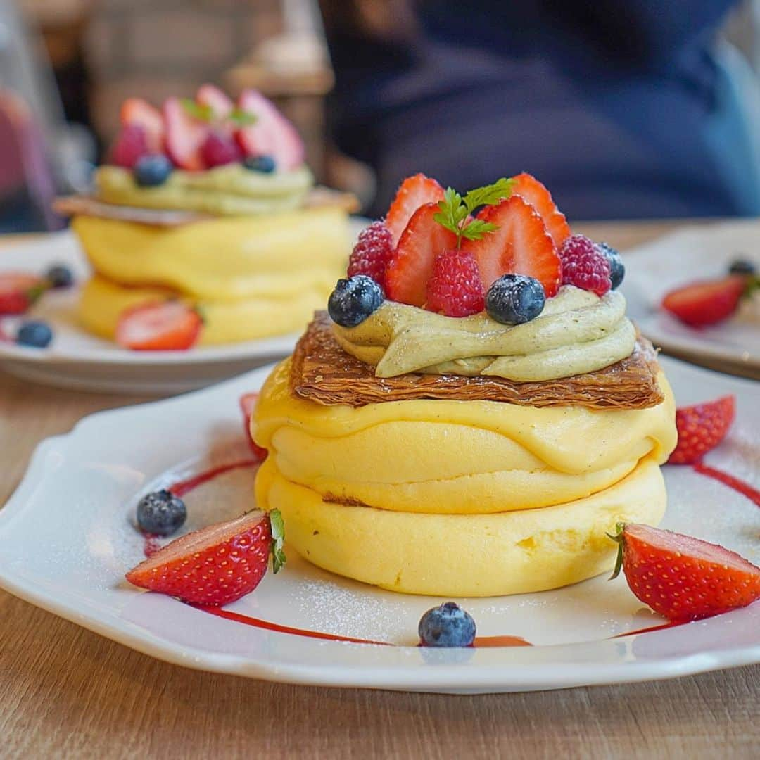 ぱんもんさんのインスタグラム写真 - (ぱんもんInstagram)「⠀﻿ ＼ 武蔵小杉のパンケーキ ꪔ̤̮♥ ／﻿ ﻿ 3 STARS PANCAKE の﻿ ◇ピスタチオとベリーのアニバーサリーパンケーキ 1,818円（税別）﻿ ※〜1/11 期間限定﻿ ﻿ 大好きなパンケーキ屋さんのスリスタさんから﻿ 初のピスタチオパンケーキが登場꙳𖤐﻿ ﻿ いちごも乗って、クリスマスカラーで可愛い🤤🎄﻿ ピスタチオクリームが濃厚もったり美味😳💚﻿ ﻿ ぷわぷわのパンケーキとパイ生地も最高🥺﻿ 間違いないおいしさで大満足です♡﻿ ﻿ 年始の営業は1/5から🍊 ４周年おめでとうございます🎉﻿ ⠀ #3starspancake #スリースターズパンケーキ #pancake #fluffypancakes #パンケーキ #武蔵小杉 #武蔵小杉カフェ #東横線 #東横線グルメ」1月3日 18時13分 - panmon15