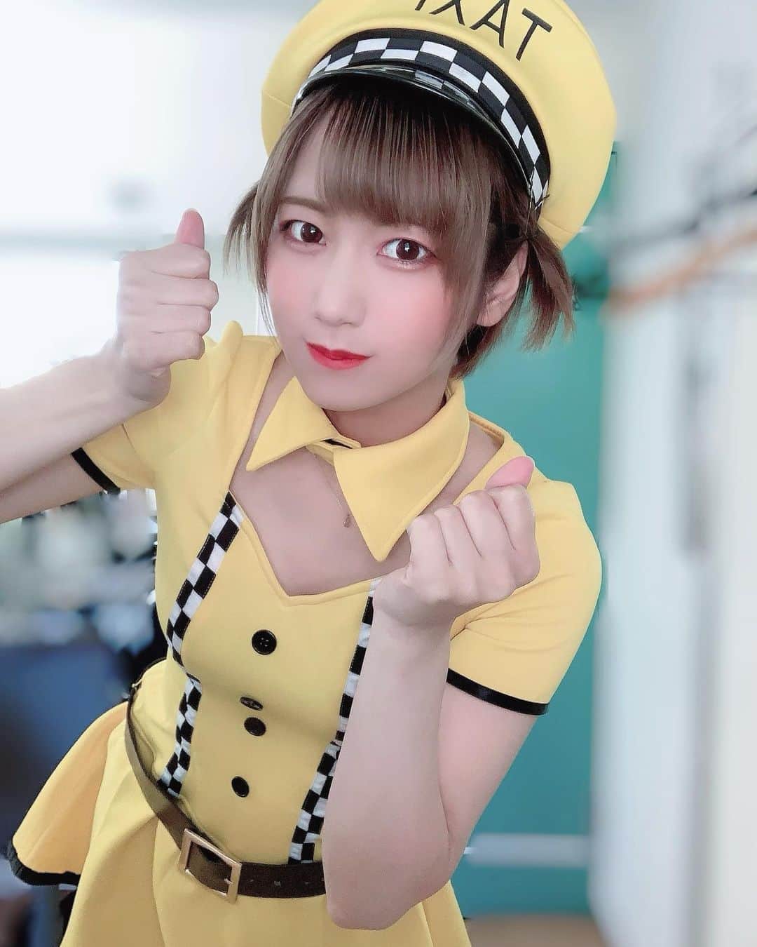 美羽えりのインスタグラム：「タクシー乗ってく🚕？ . #TAXI #タクシー 🚖 #コスプレ #cosplay #仮装  #ショートヘア #shorthair」