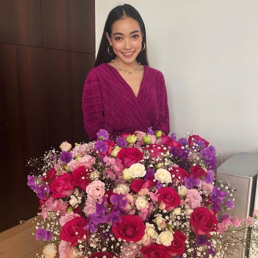 TANAKA ALICEのインスタグラム：「あけましておめでとうございます💖 今年もよろしくお願いします‼︎ 駆け抜ける2021年にしていくので皆さん一緒に駆け抜けましょう😆 2021年に楽しみでいっぱい‼︎✨✨✨  そしてジョルジョさんからお誕生日の時にいただいたお花🥺届いた瞬間心踊りまくり😇 本当にお花大好きで1番って言っていいほど嬉しいギフトです🤍ありがとうございます‼︎」
