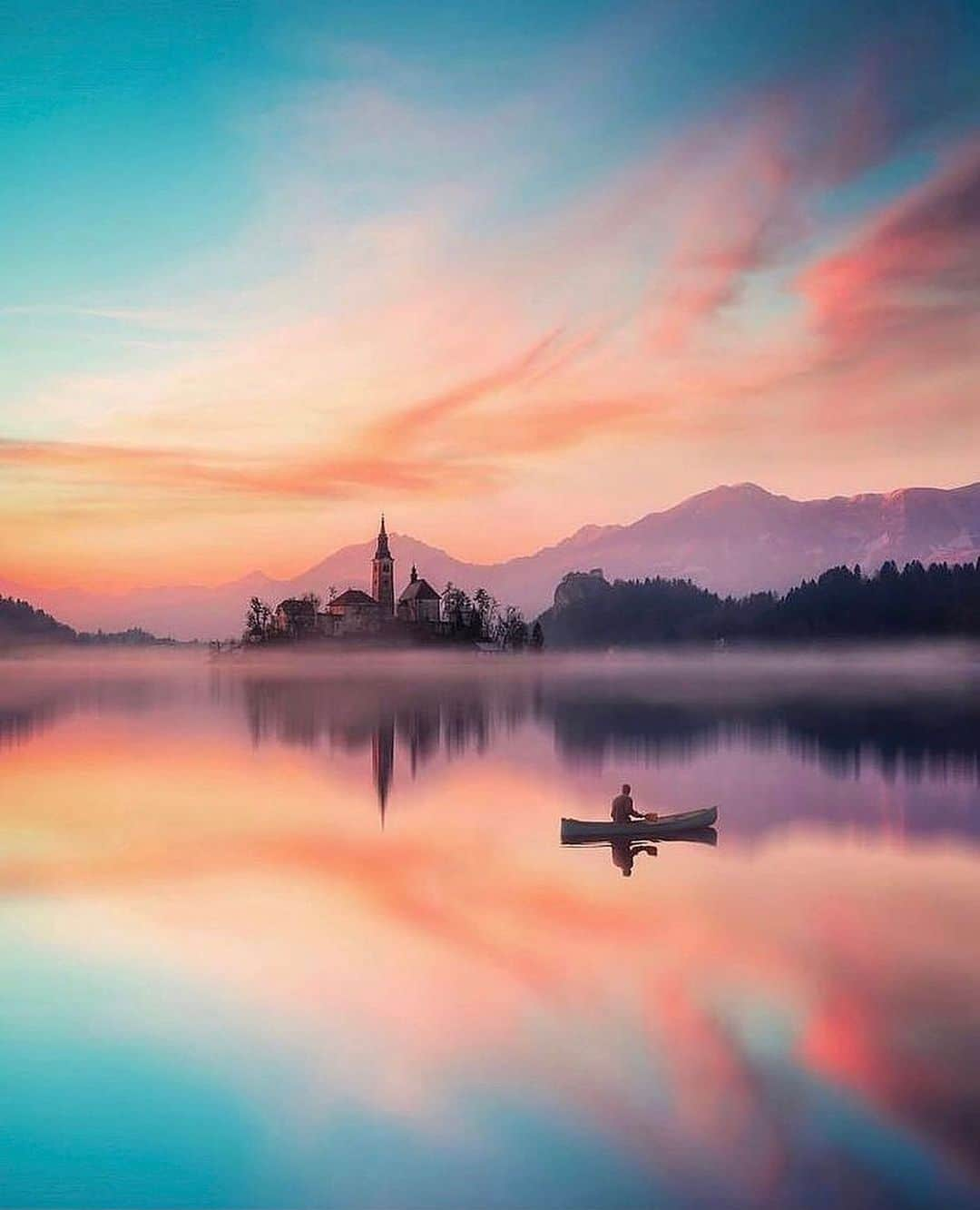 Canon Photographyさんのインスタグラム写真 - (Canon PhotographyInstagram)「Sunrise at Lake Bled, Slovenia 🌅 Photography // @furstset Curated by @steffeneisenacher  #lakebled #feelslovenia #slovenia #sunrisephotography #reflections」1月3日 18時10分 - cpcollectives