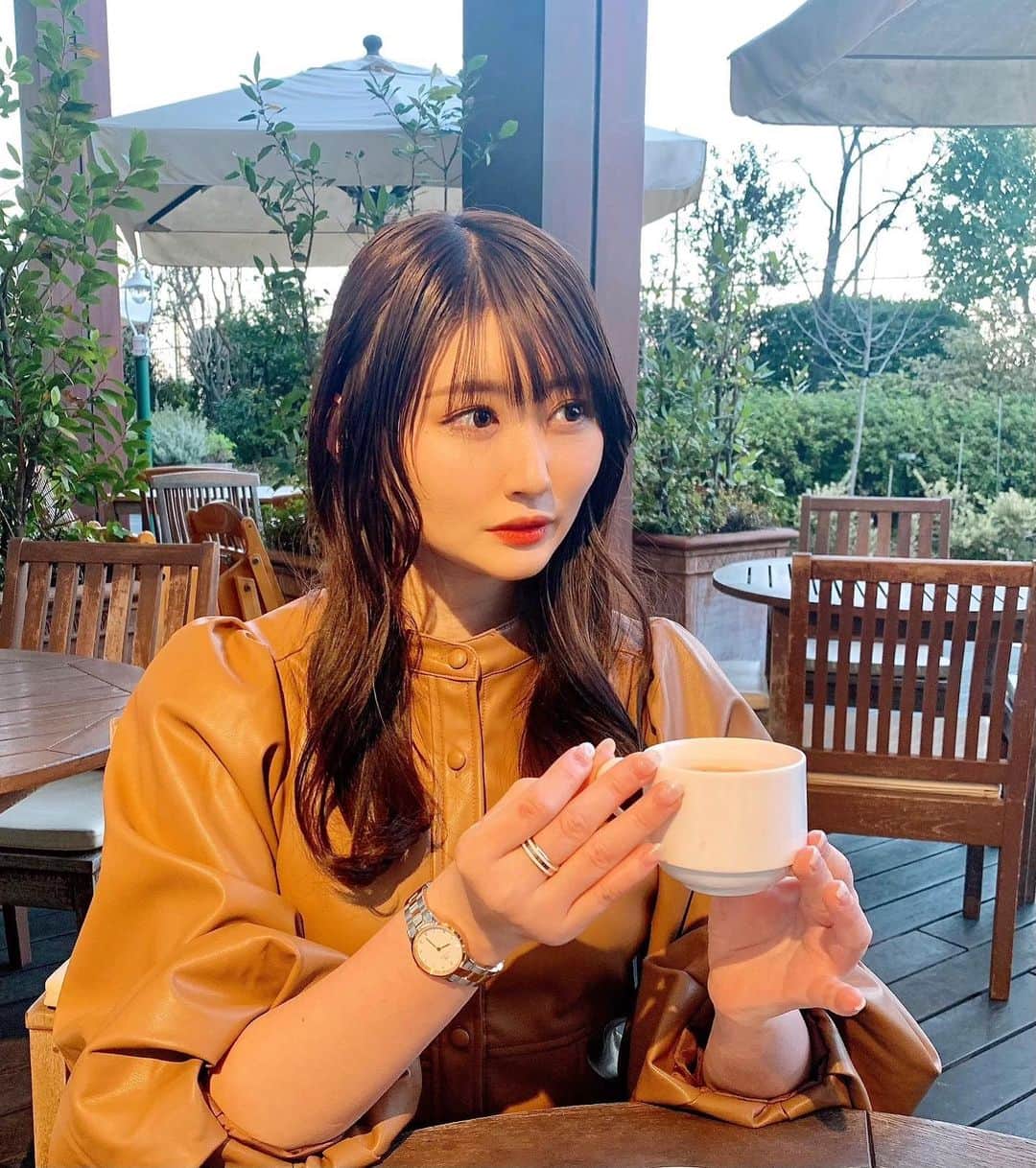 坂口莉果子のインスタグラム：「新しい時計とアクセサリーで新年をスタート😌 気持ちも引き締まります🌅  着用しているのは @danielwellington  ICONIC LINK LUMINEの腕時計と指輪です💍☺️  ★ホリデーキャンペーンお得なオファーをゲットする最後のチャンス☟ 🎈Daniel Wellingtonホリデーキャンペーン期間限定実施中 🎈1/7まで、公式サイトhttps://www.danielwellington.com/jp/やDW直営店舗にて二点以上お買い上げで25％OFF【全品対象】 🎈特別ギフトラッピングも無料提供 🎈15％OFFクーポンコード【rikako15】の併用でさらにお得   #ブレッツカフェクレープリー新宿高島屋 #tokyo #shinjuku #watch #danielwellington #ring #accessory #rose #gold #winter  #ダニエルウェリントン #DWニューイヤー #腕時計 #腕時計コーデ #ファッション #レザー #レザーワンピース #ブラウンコーデ #コーデ #イルミネーション #テラス #テラス席 #冬 #指輪 #アクセサリー #最高のプレゼント  #新宿グルメ #新宿カフェ #ココア #2021」