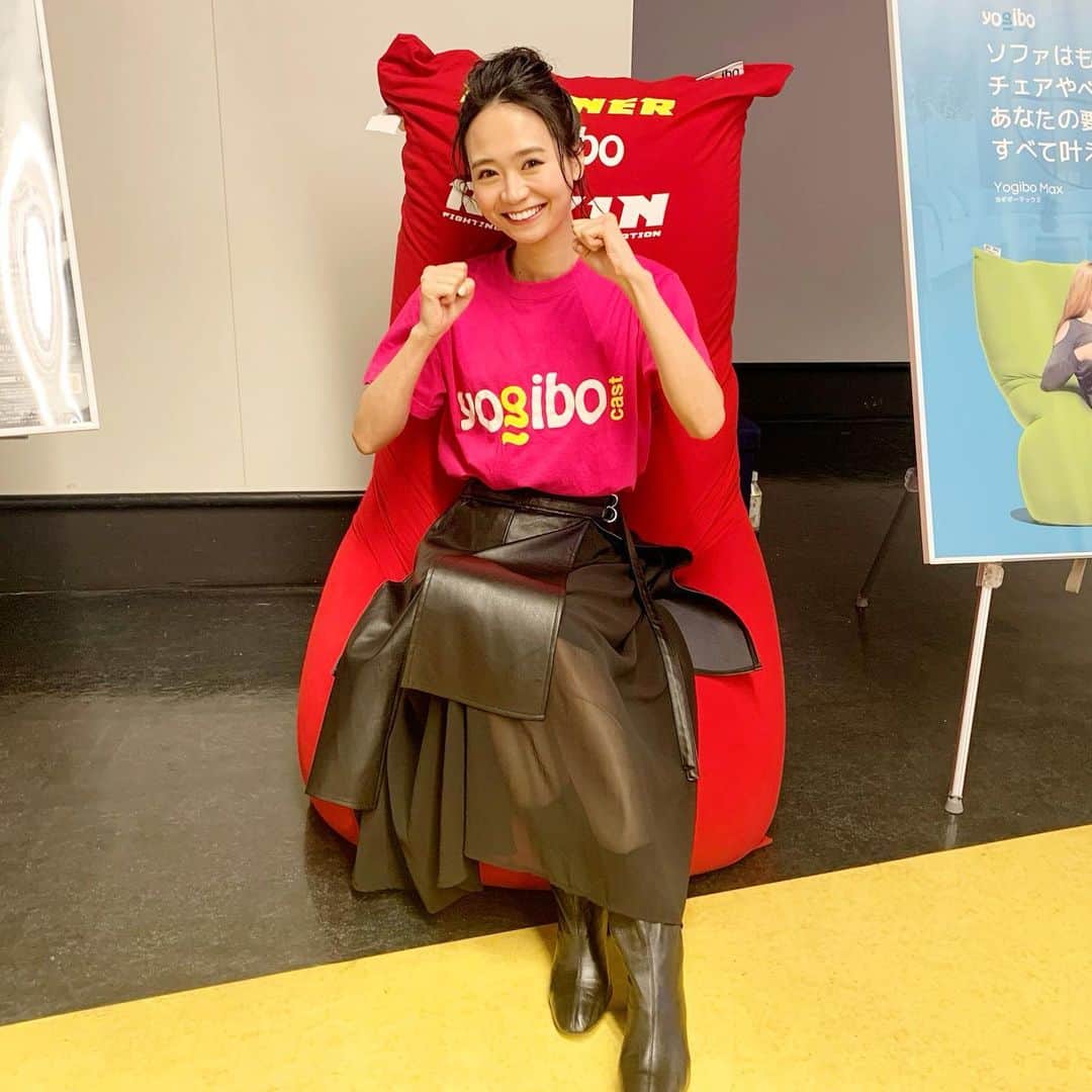 緑川静香のインスタグラム：「さて大晦日のRIZINの様子を…✨﻿ ﻿ 今回は朝倉未来選手vs弥益ドミネーター聡志選手のプレゼンターをやらせて頂きました🙇‍♀️❤️﻿ ﻿ 大興奮でした。﻿ 目の前で繰り広げられる魂のぶつかり合いに心がブルブルふるわされました😢﻿ ﻿ 皆さんホントにカッコよかったです！！﻿ ﻿ 朝倉未来選手、おめでとうございます🎉🍾👏﻿ ﻿ #rizin #rizin26 #yogibo #さいたまスーパーアリーナ  #オープニングから感動してた﻿ #最高のエンターテイメント﻿ #何度も鳥肌﻿ #いい大晦日になったなぁ﻿ #2021年がいいスタート切れました﻿ #気付いてくれましたか？☺️﻿ #格闘技はカッコいい﻿ #そしてやっぱりYogiboは気持ちいい❤️﻿ #今年はもっとキックボクシングできるといいなぁ #また写真載せますー！」