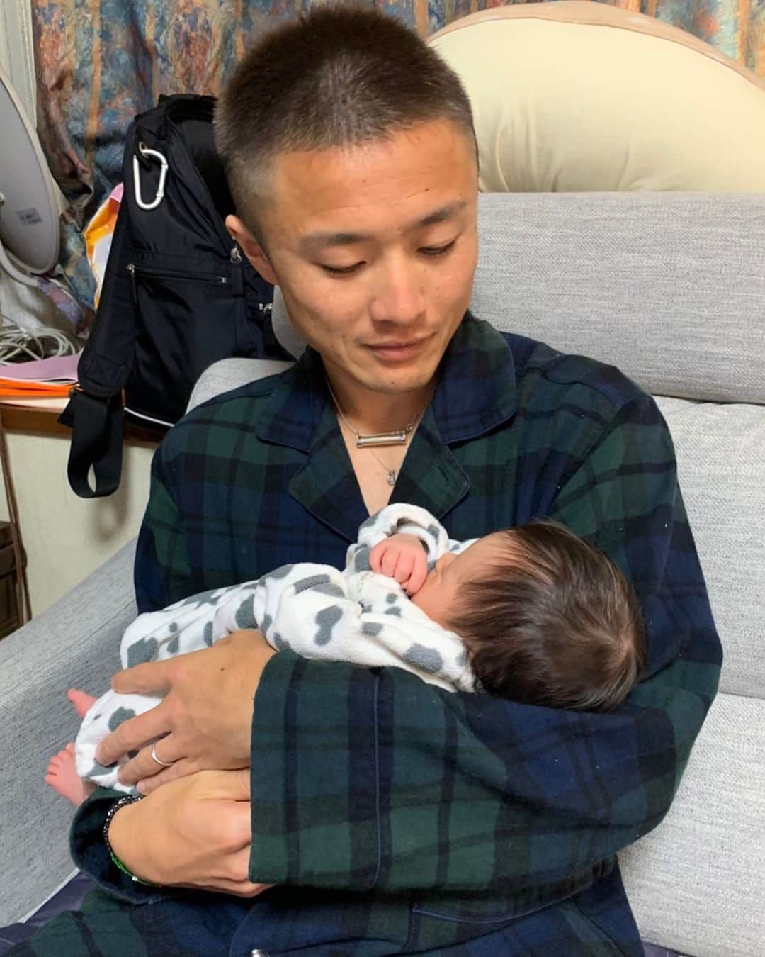 窪田忍のインスタグラム：「あけましておめでとうございます。 一昨日はニューイヤー駅伝の応援ありがとうございました。 優勝を目指すチームとして、総合2位・区間6位は非常に悔しい結果です。 今回感じた弱点を克服し、次のレースに向けて気持ちを切り替えていきます。  今年もどうぞ宜しくお願いいたします。  正月三が日は家族とゆっくりしてます。 そういえば、髪に関しては賛否言われますが…沢北っぽくしてもらいました。笑」