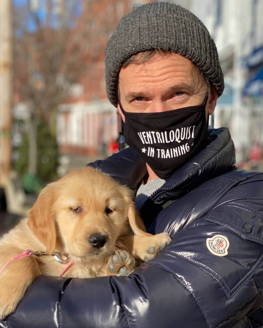 ニール・パトリック・ハリスのインスタグラム：「🥰🙂 #neilpatrickharris #nph #tagsforlikes #lovehim #handsome #actor #puppy #ella #awesome #legendary @nph 💙💙 (📷: @dbelicious)」