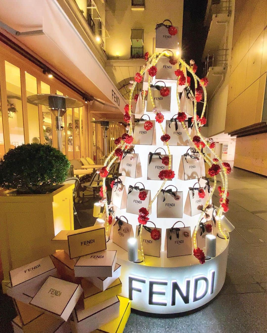 𝖬‌𝖠‌𝖬‌𝖨さんのインスタグラム写真 - (𝖬‌𝖠‌𝖬‌𝖨Instagram)「FENDI🎄❤️❤️❤️  #fendi #fendicafe #表参道カフェ  #表参道 #omotesando #cafe #イルミネーション🎄 #映えスポット #アニヴェルセル #アニヴェルセル表参道」1月3日 18時19分 - mamitan1210