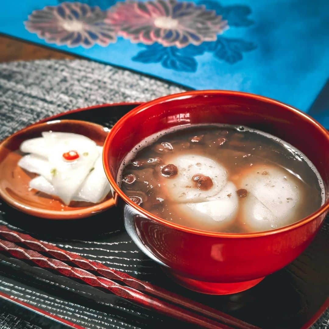 吉松育美さんのインスタグラム写真 - (吉松育美Instagram)「Traditional Japanese New year sweet💓 "Zenzai" 🙏 . ✔️Red beans ✔️Lots of suger ✔️Mochi 💯👍👍👍👍👏👏👏 . 朝から母の作ったぜんざい食べて幸せ🙏❤️今までアメリカでお正月も多くやっぱりお正月は日本🇯🇵💕に限る〜😍と改めて感じました🎍 . みんなもぜんざい食べましたかぁ？😋 . 熊本名物？こっぱ餅というものを頂いたので食べるのが楽しみ😋💓九州出身だけど初耳の #こっぱ餅 みんな知ってる？？👀 . . . . . #正月 #ぜんざい #甘い物好き #餅好き #モチモチ #sweet #redbeans #mochi #グルメスタグラム #謹賀新年 #Japanesefood #japaneseculture」1月3日 9時21分 - ikumiyoshimatsu