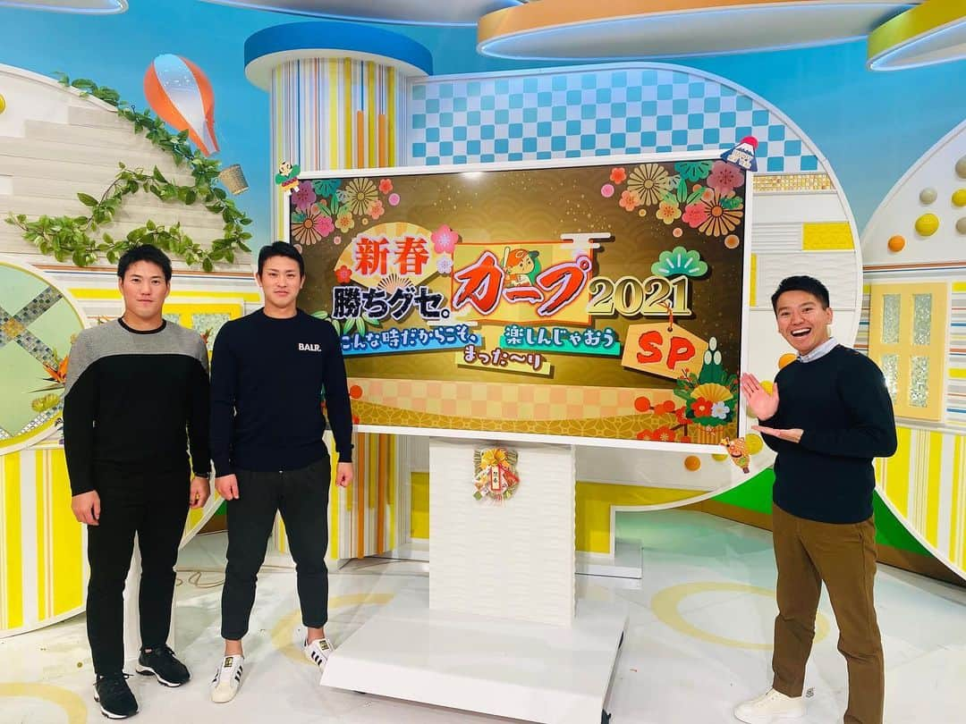 広島ホームテレビ「HOME NEXT neo」さんのインスタグラム写真 - (広島ホームテレビ「HOME NEXT neo」Instagram)「.  正月三が日！ あすからお仕事の方も多いかと！  景気付けにこちらの番組を見て 2021年、駆け出してみてはいかがでしょうか？笑  1月3日 午後4時35分〜　「新春勝ちグセカープ2021」  《勝ちグセ。Carpチャンネル》 《YouTubeに告知動画あります！》  youtu.be/RpuBap3dOk8   #カープ #菊池涼介 #堂林翔太 #磯村嘉孝  #ホームテレビ #アナウンサー #吉弘翔」1月3日 9時21分 - home.announcers