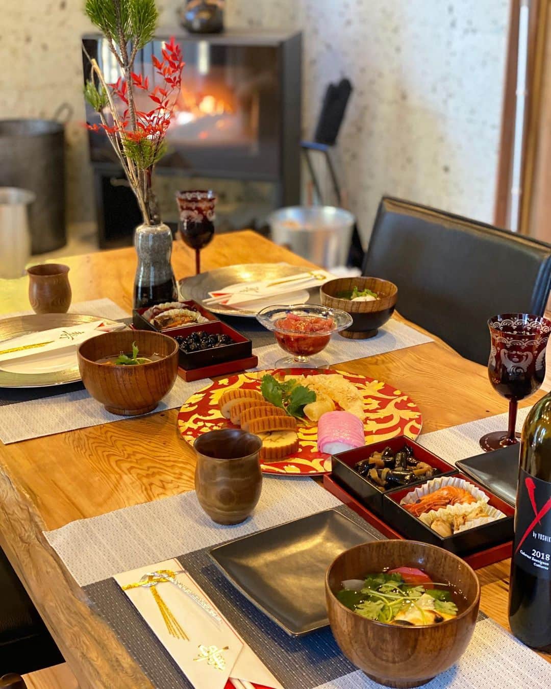 のインスタグラム：「我が家の年末年始の食卓🏠  今年は元旦にお友達カップルが﻿ 遊びに来てくれたので、﻿ #お雑煮 と#お節 を振る舞い﻿ みんなで食べられて幸せでした☺️﻿ ﻿ 箱根のお家はまだまだ食器など﻿ 揃ってませんが徐々に揃えていくの楽しみ💕﻿ ﻿ 近所の散策もだいぶできたし﻿ 約1週間いたのでこの土地にも慣れました✨　﻿ ﻿ 今日は一旦葉山に戻りますが、﻿ また週末に来たいと思います♨️﻿ ﻿ 2021年は海と山のデュアルライフ楽しみです🥰﻿ ﻿ #お正月 #新年 #2021 #お家ごはん #箱根ライフ #hakone #hakonelife ﻿」